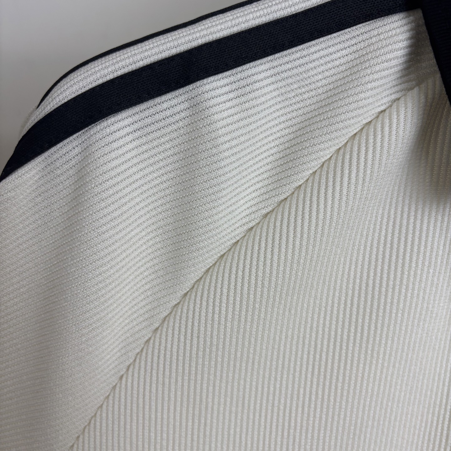 Adidas Classic Embroidered Shirts and Polo T-shirts, Comfortable and Stylish, Available in Black and White. - 图片 8