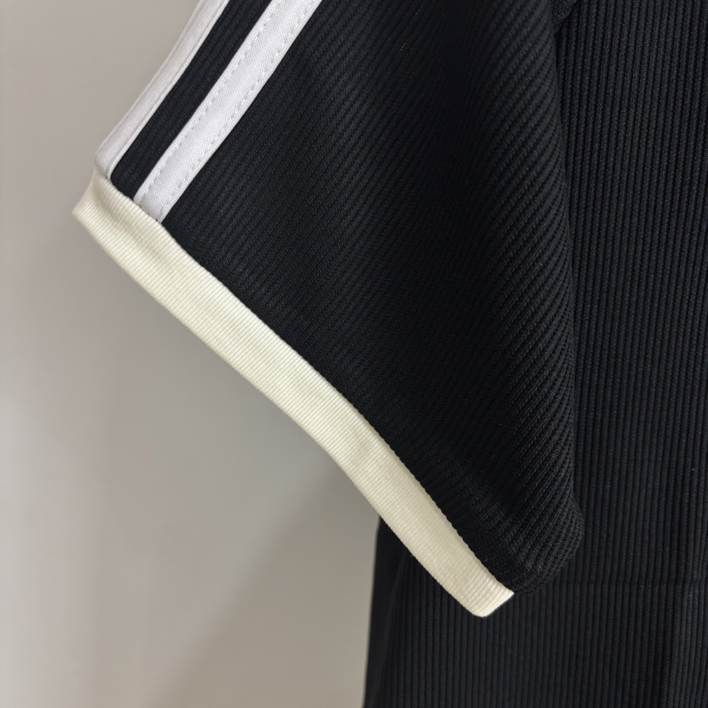 Adidas Classic Embroidered Shirts: Comfortable, Stylish, and Authentic Summer Wear - 图片 7