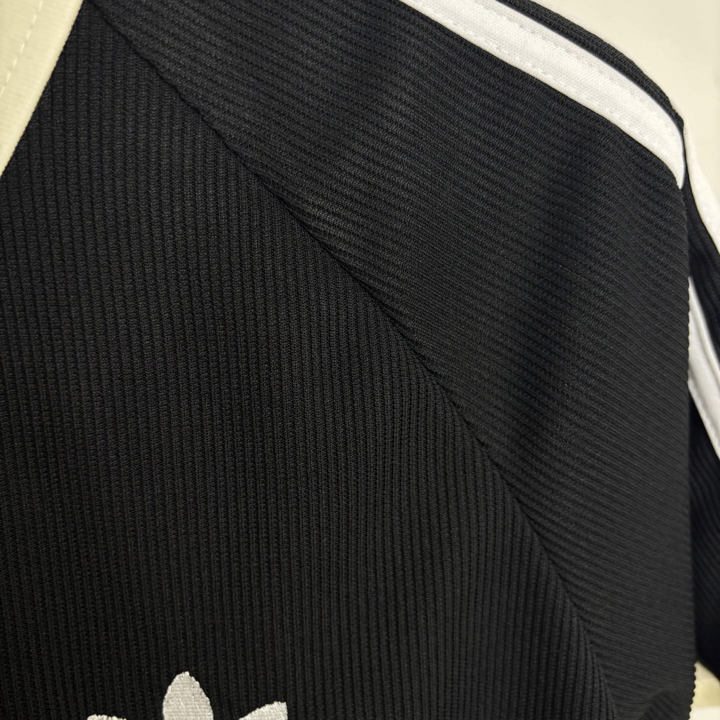 Adidas Classic Embroidered Shirts: Comfortable, Stylish, and Authentic Summer Wear - 图片 9