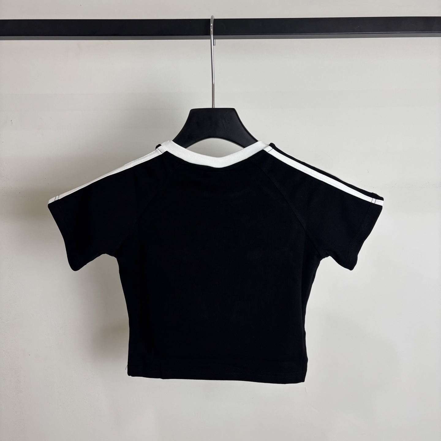 Adidas Women’s Triad Logo T-shirt Collection – High-Quality Design and Variety. - 图片 2