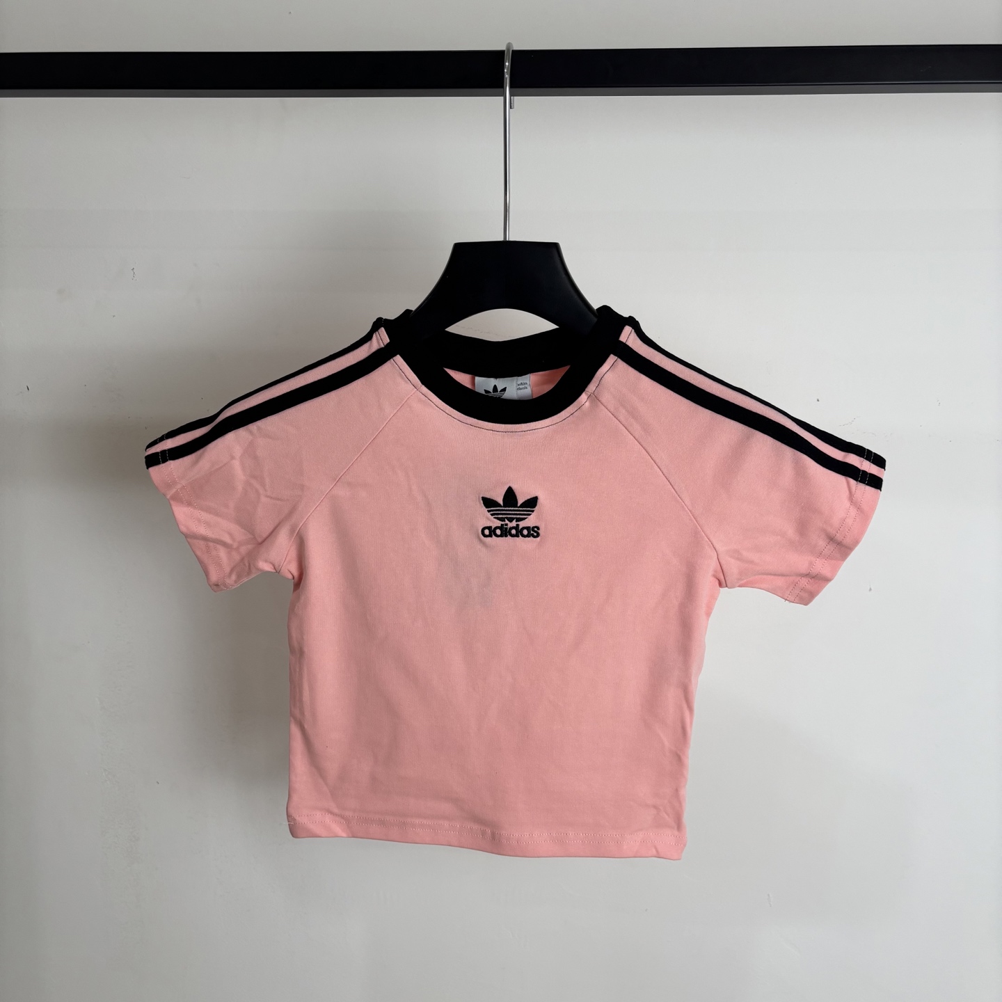 Adidas Women’s Triad Logo T-shirt Collection – High-Quality Design, Various Colors. - 图片 1