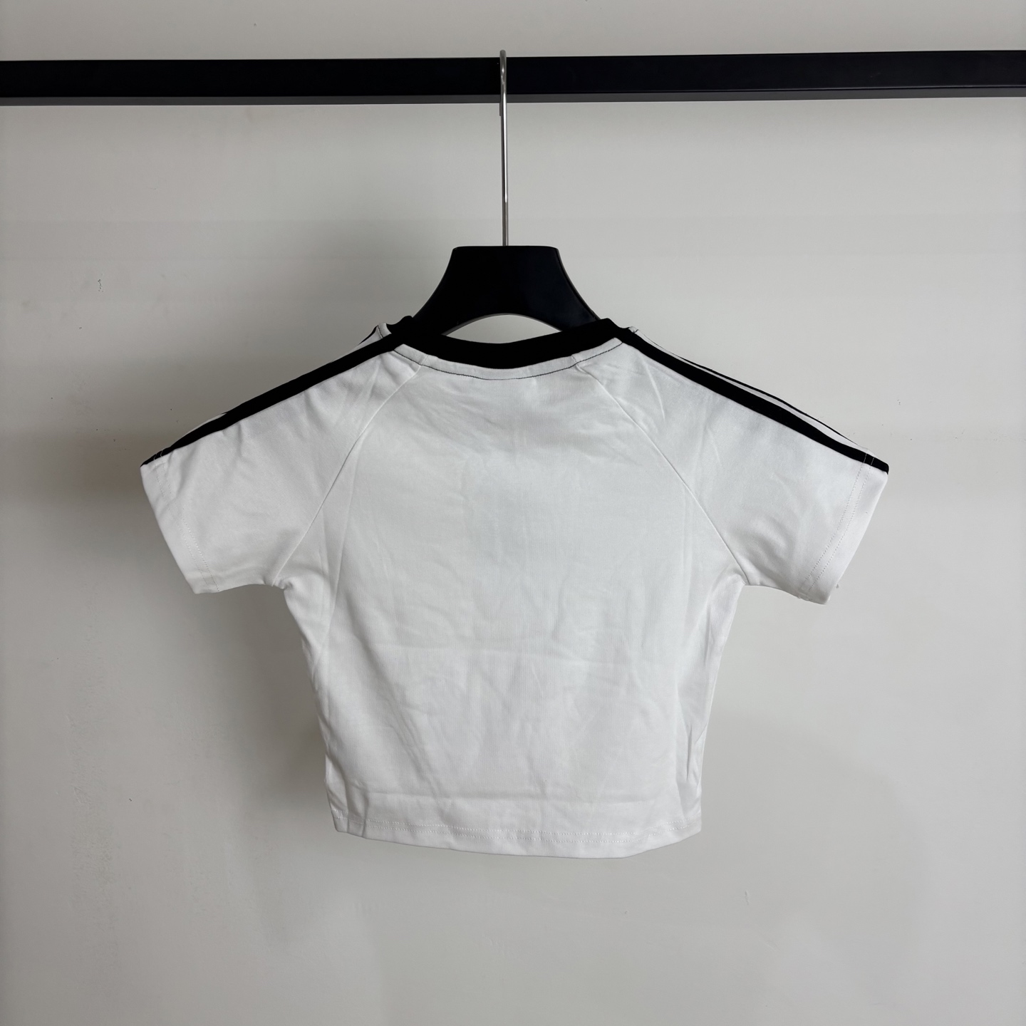 Adidas Women’s Classic Logo T-shirt Collection Summary: High-quality design, various colors, embodying brand values and mission. - 图片 2