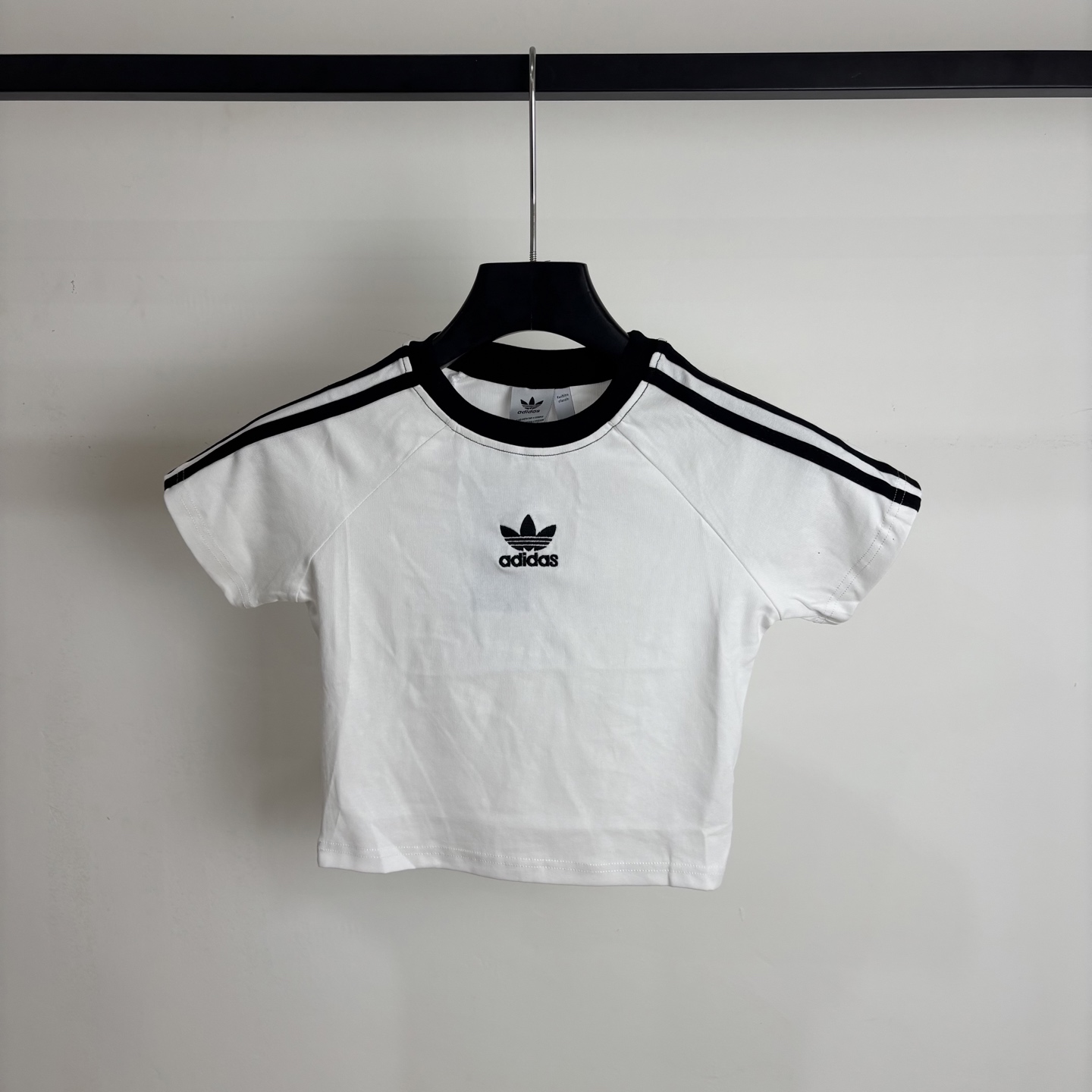 Adidas Women’s Classic Logo T-shirt Collection Summary: High-quality design, various colors, embodying brand values and mission. - 图片 1