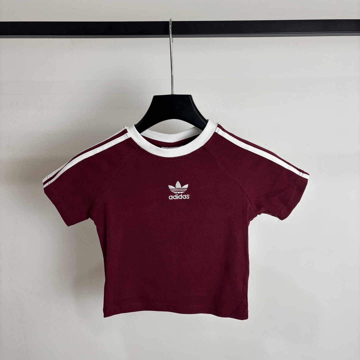 Adidas Women’s Classic Logo T-Shirt Collection with High-Quality Design and Variety. - 图片 1