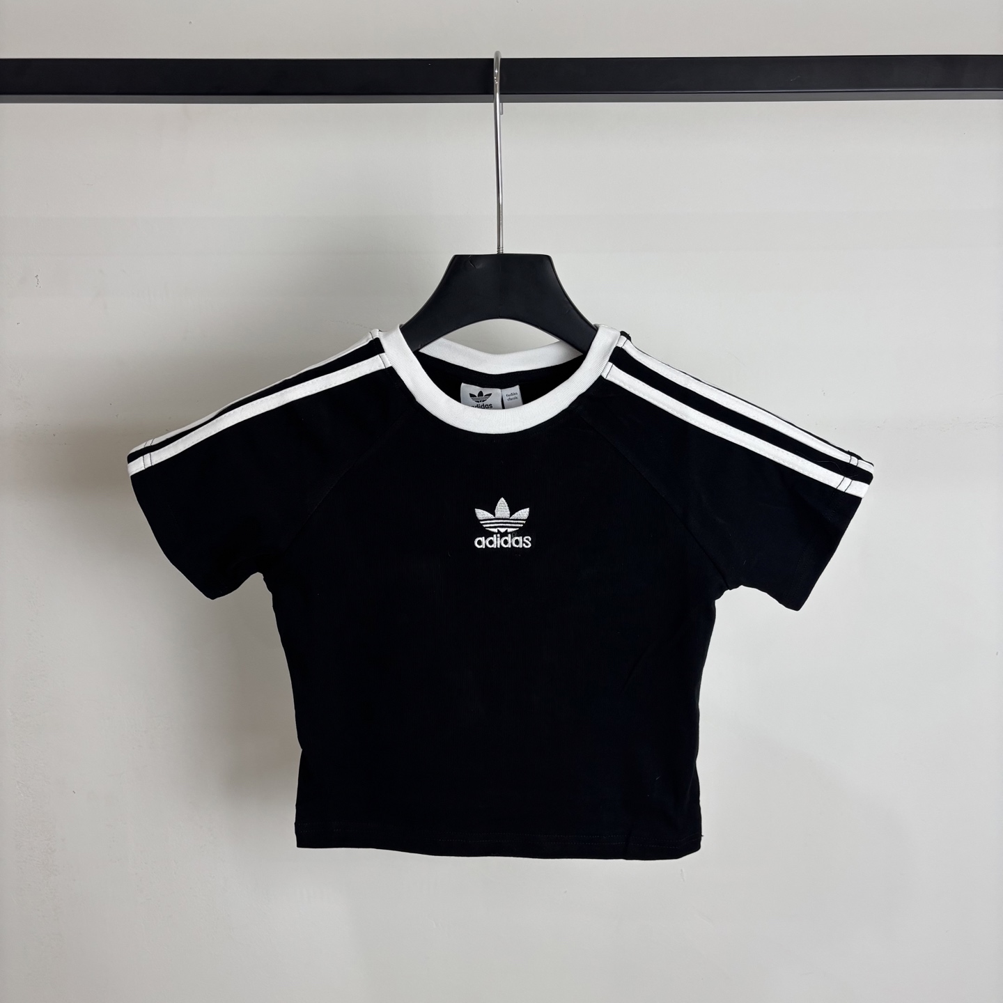 Adidas Women’s Triad Logo T-shirt Collection – High-Quality Design and Variety. - 图片 1