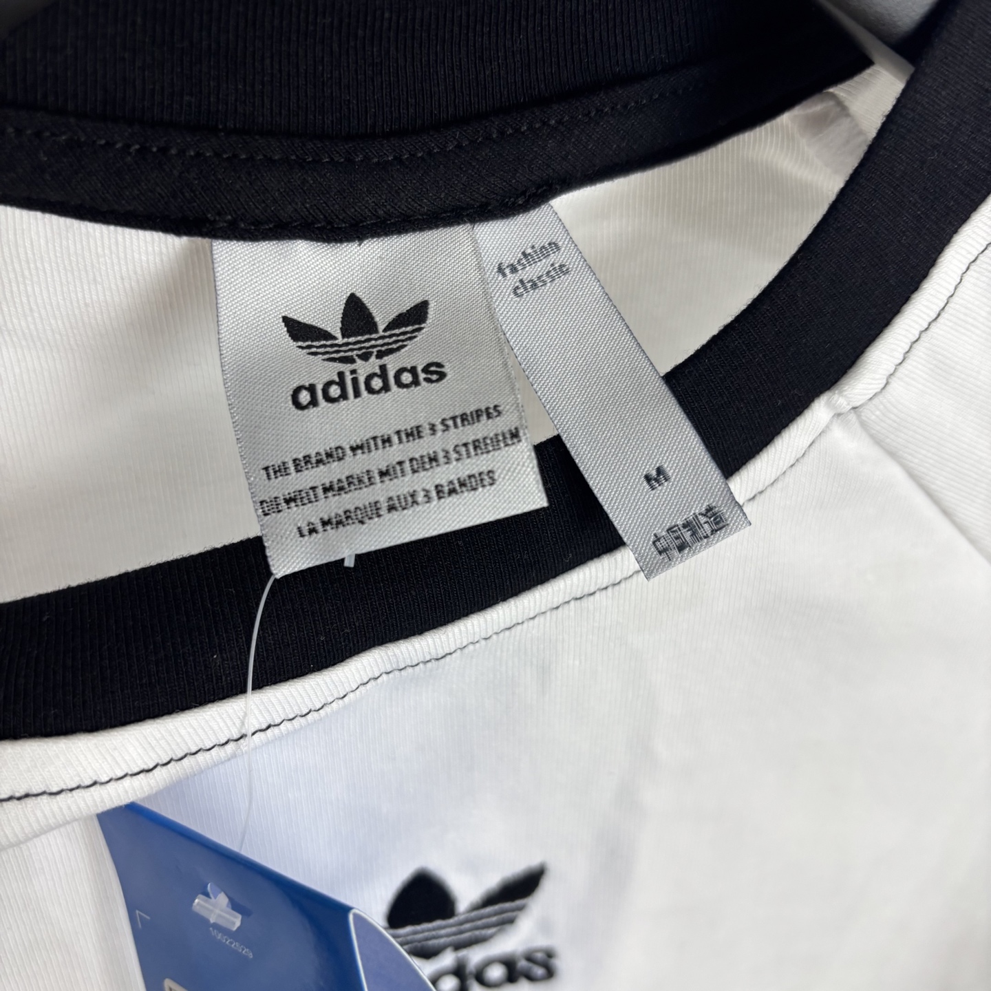 Adidas Women’s Classic Logo T-shirt Collection Summary: High-quality design, various colors, embodying brand values and mission. - 图片 3