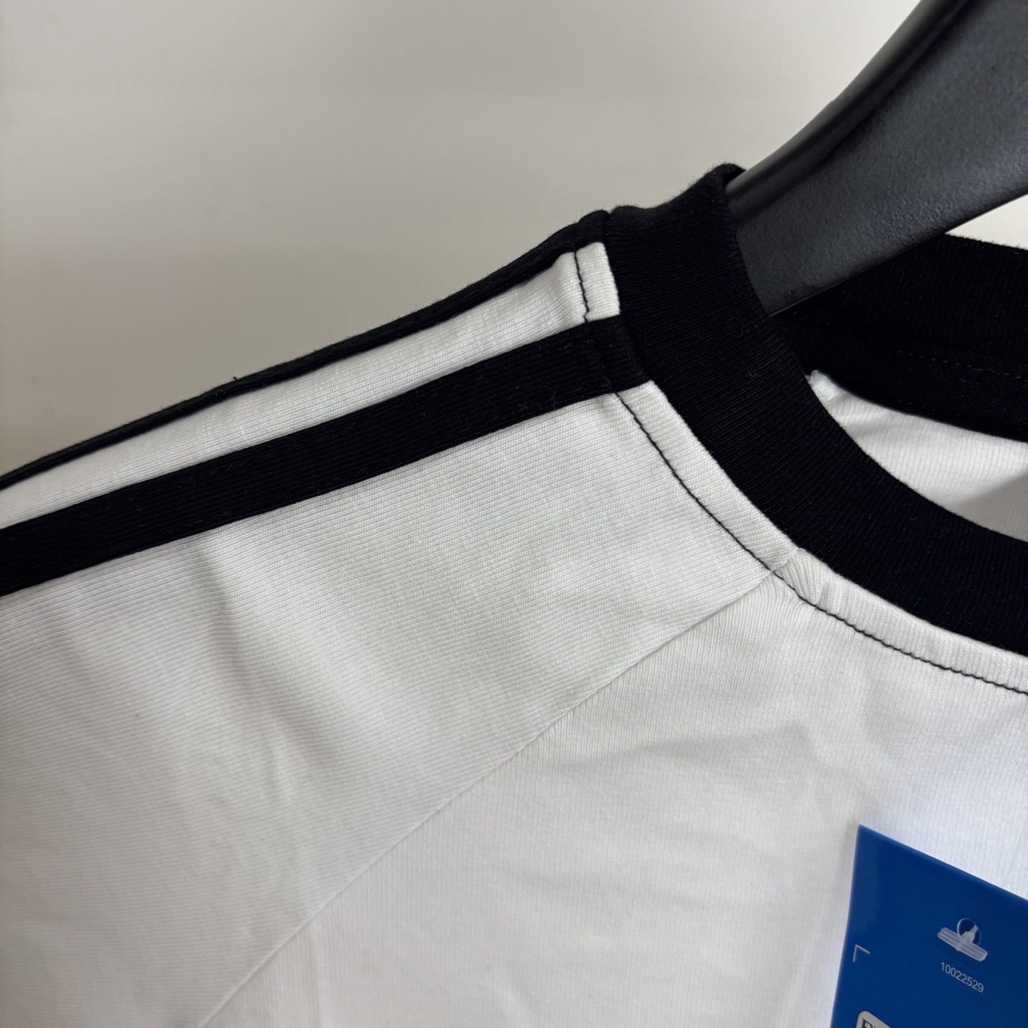 Adidas Women’s Classic Logo T-shirt Collection Summary: High-quality design, various colors, embodying brand values and mission. - 图片 5