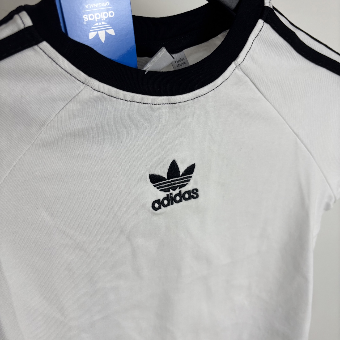 Adidas Women’s Classic Logo T-shirt Collection Summary: High-quality design, various colors, embodying brand values and mission. - 图片 6