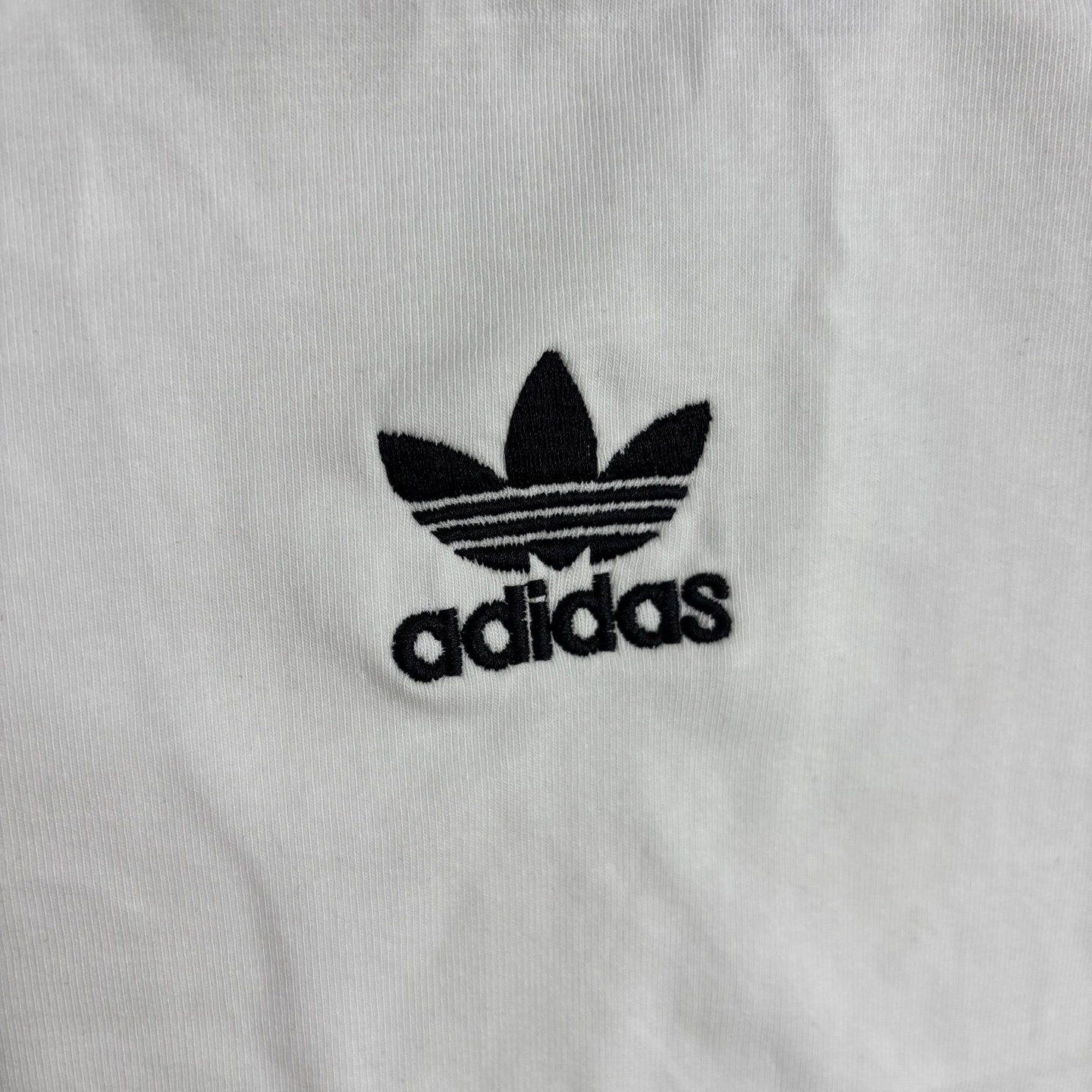 Adidas Women’s Classic Logo T-shirt Collection Summary: High-quality design, various colors, embodying brand values and mission. - 图片 4