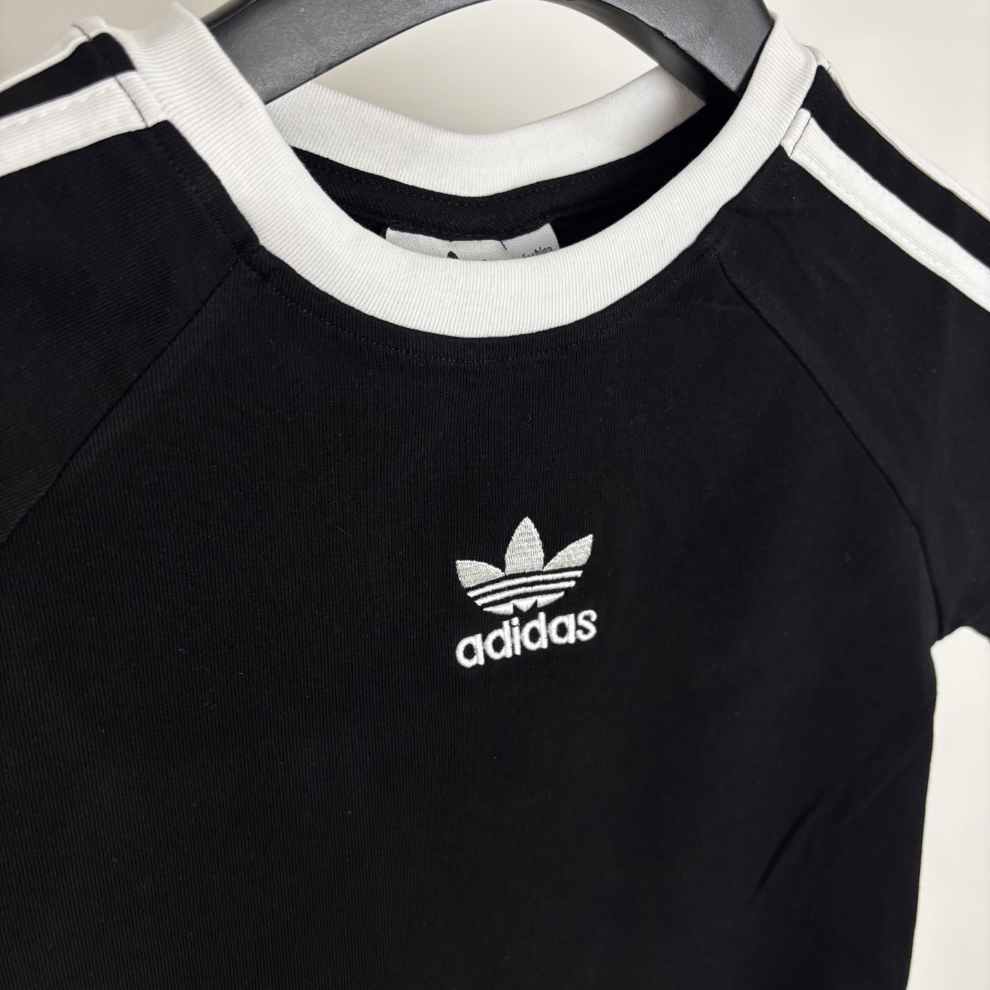 Adidas Women’s Triad Logo T-shirt Collection – High-Quality Design and Variety. - 图片 5