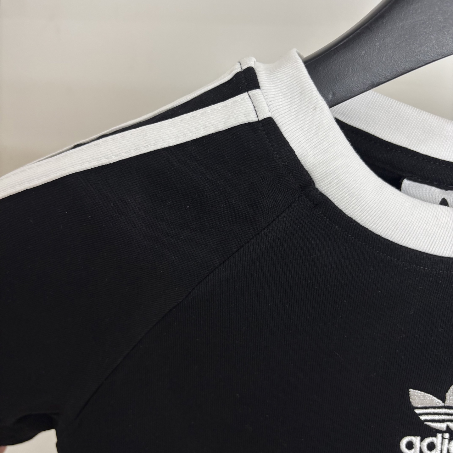 Adidas Women’s Triad Logo T-shirt Collection – High-Quality Design and Variety. - 图片 6