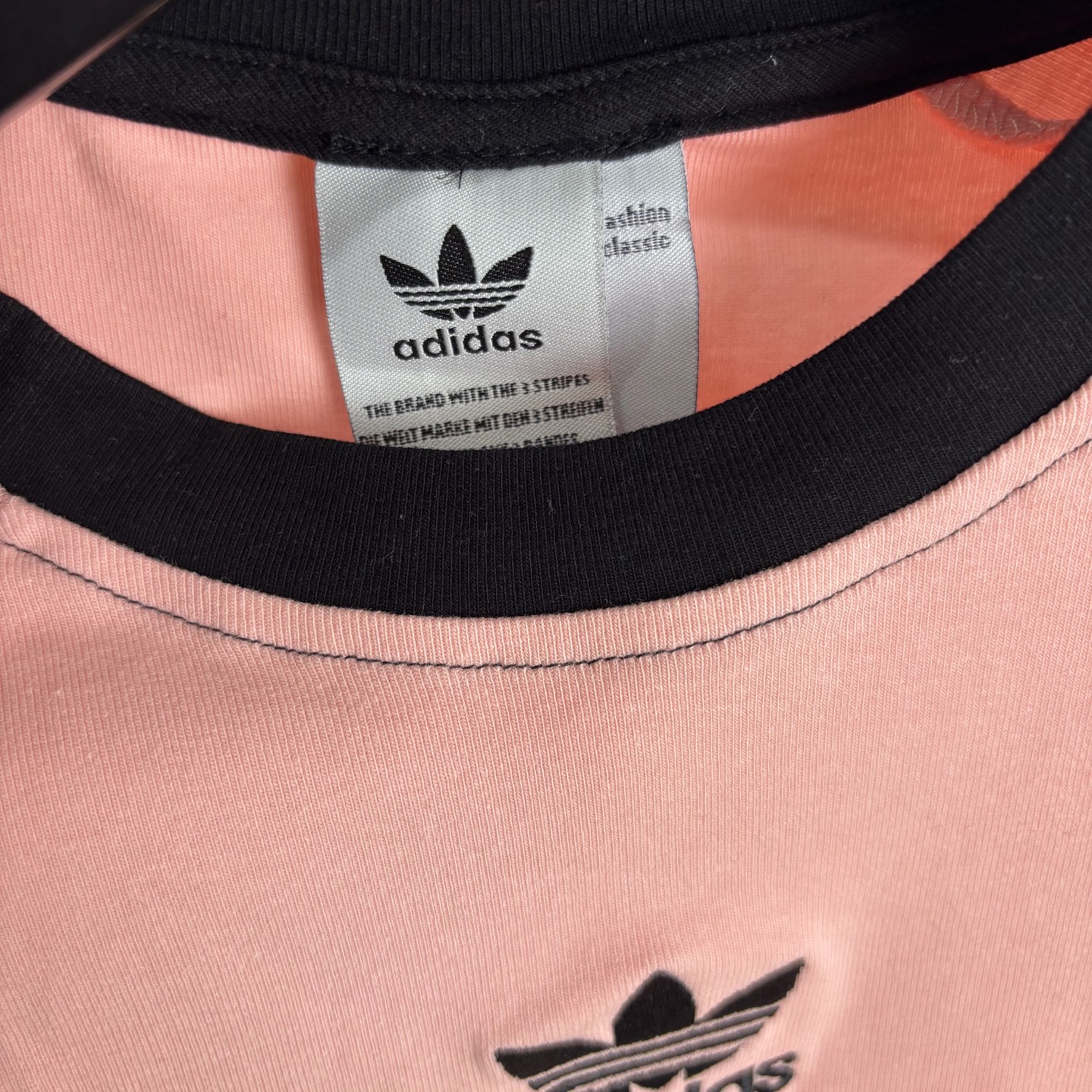Adidas Women’s Triad Logo T-shirt Collection – High-Quality Design, Various Colors. - 图片 3