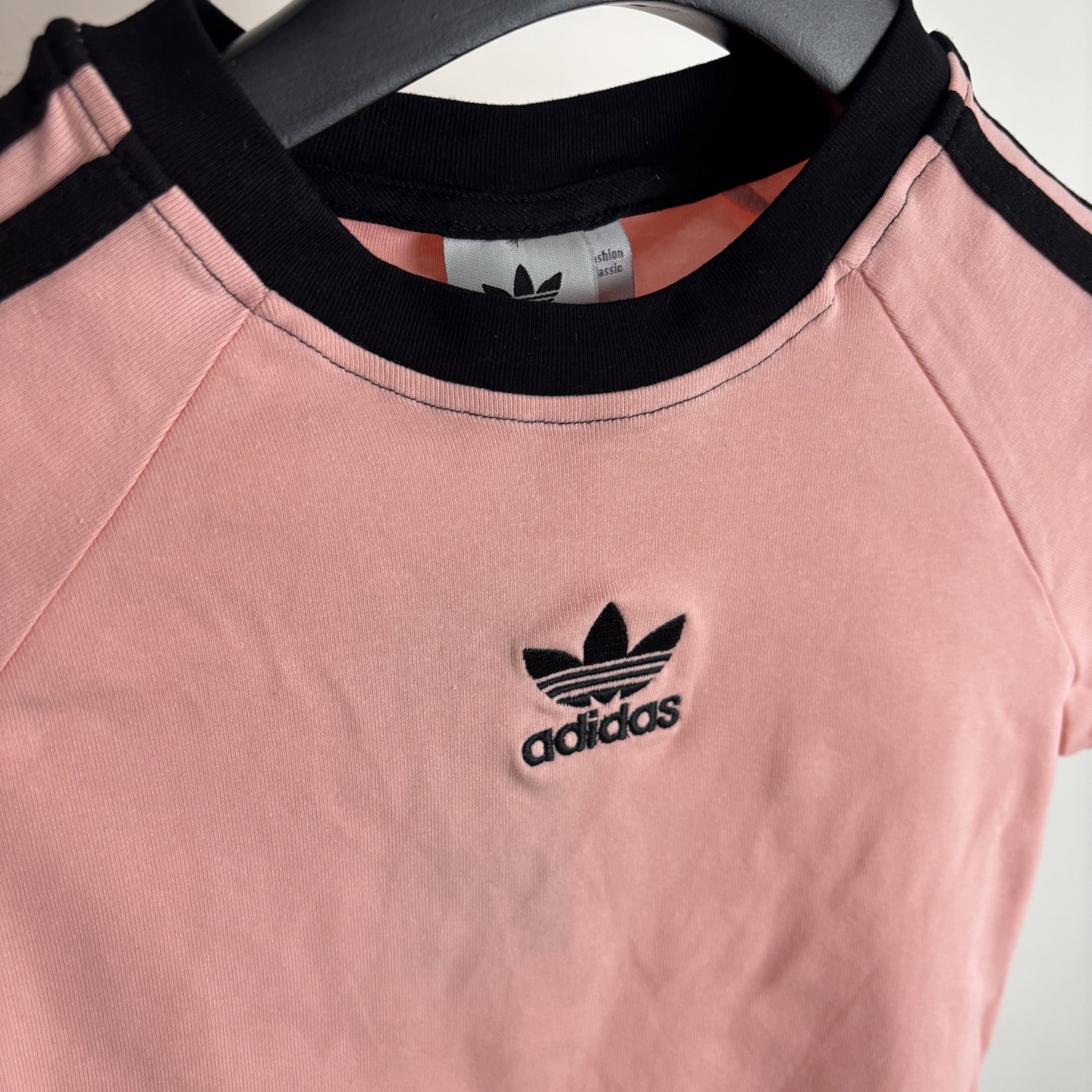 Adidas Women’s Triad Logo T-shirt Collection – High-Quality Design, Various Colors. - 图片 6