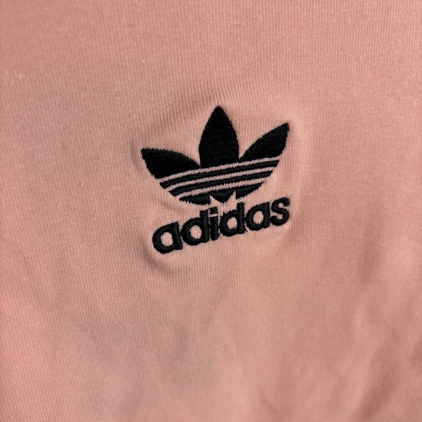 Adidas Women’s Triad Logo T-shirt Collection – High-Quality Design, Various Colors. - 图片 4