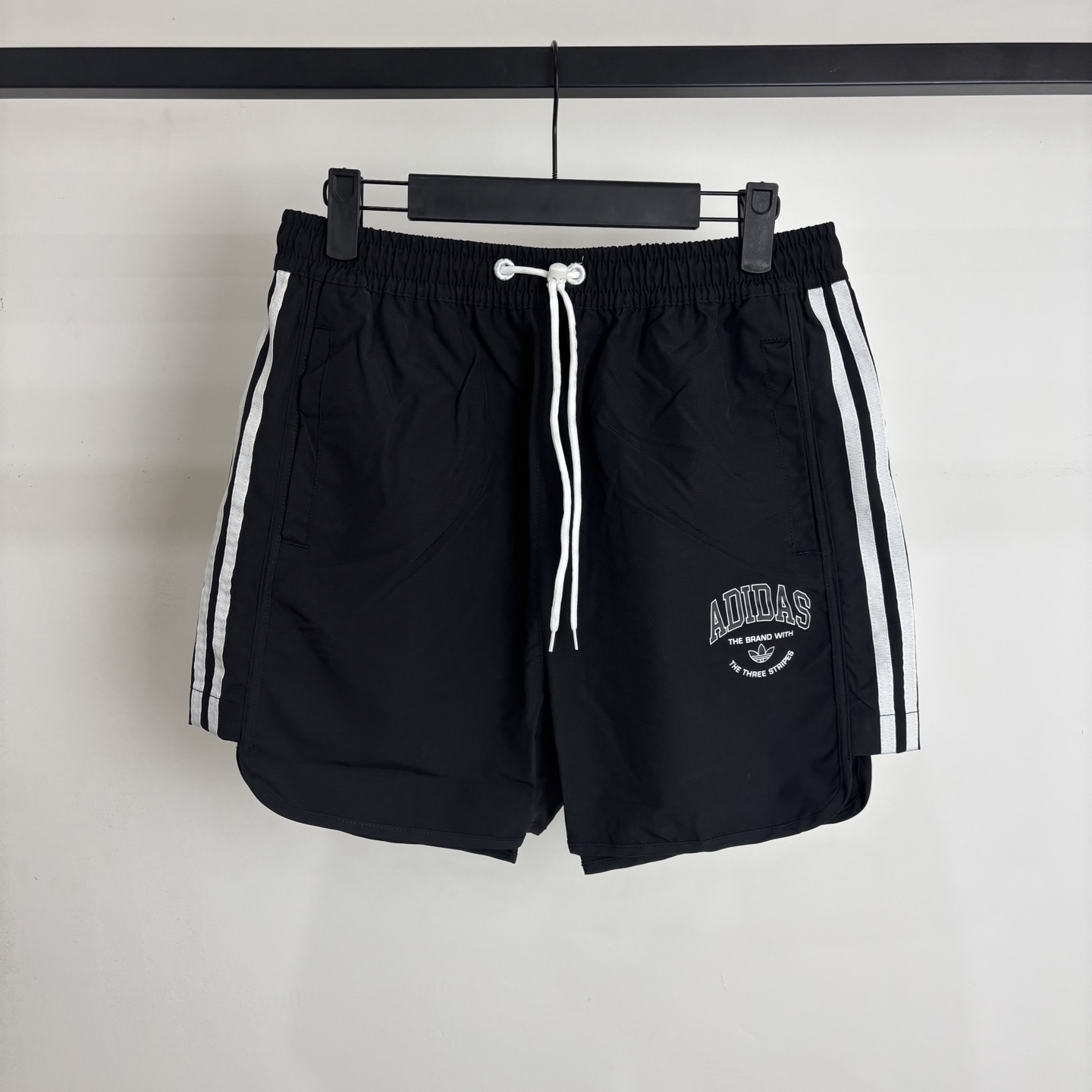 Adidas Retro College Shorts: Comfortable Quality with Stylish Details for School or Sports - 图片 1