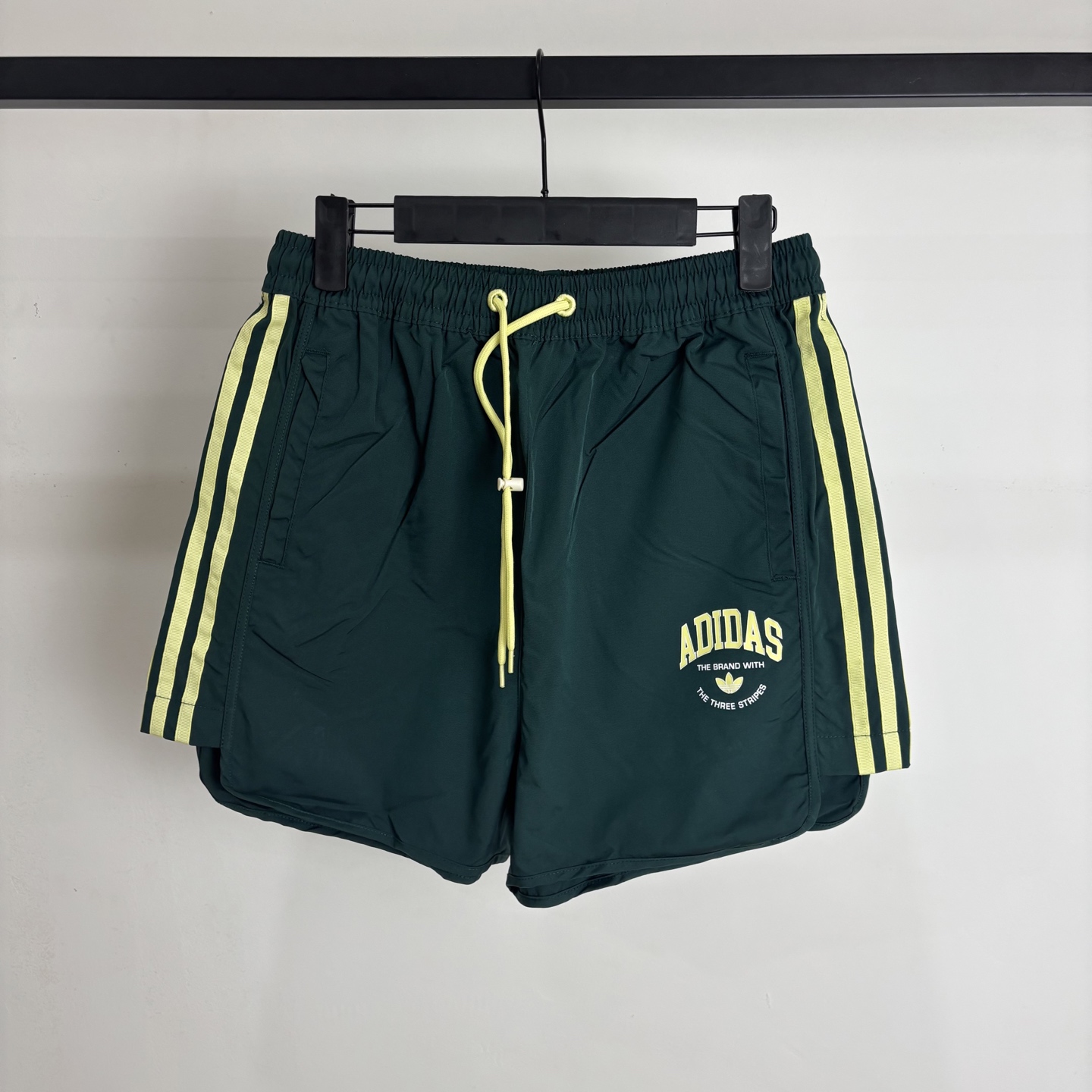 Adidas Retro College Shorts: Quality, Comfort, Style – Perfect for School or Sports - 图片 1