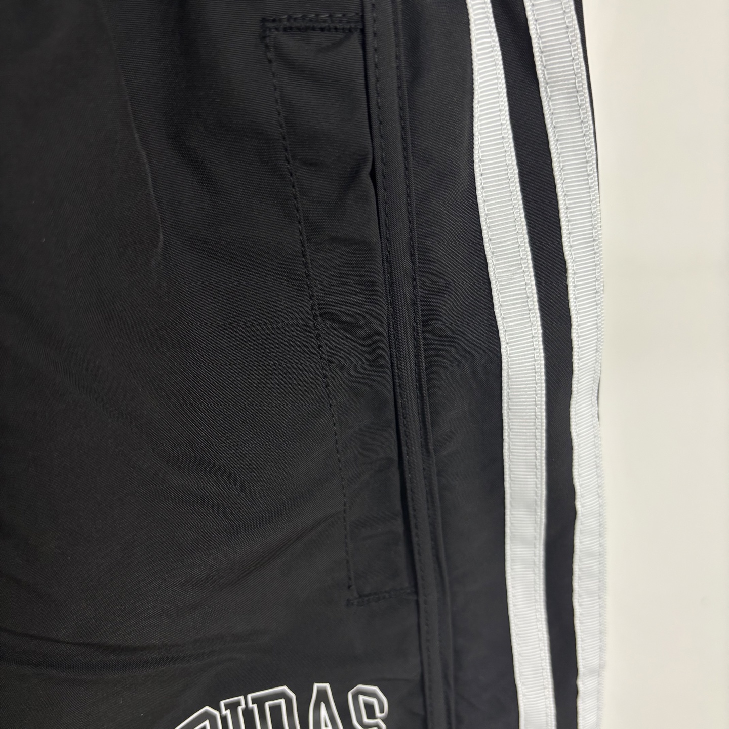 Adidas Retro College Shorts: Comfortable Quality with Stylish Details for School or Sports - 图片 4