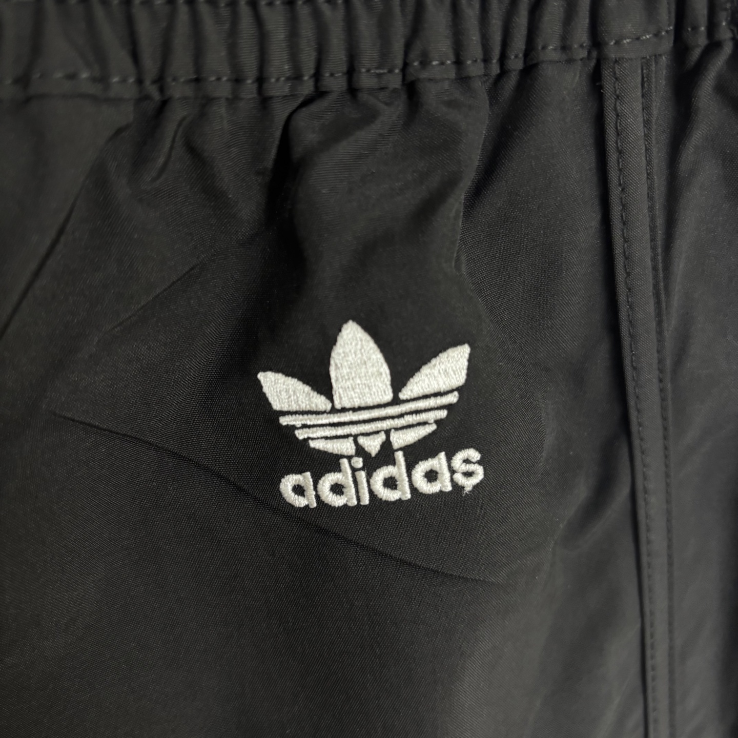 Adidas Retro College Shorts: Comfortable Quality with Stylish Details for School or Sports - 图片 8