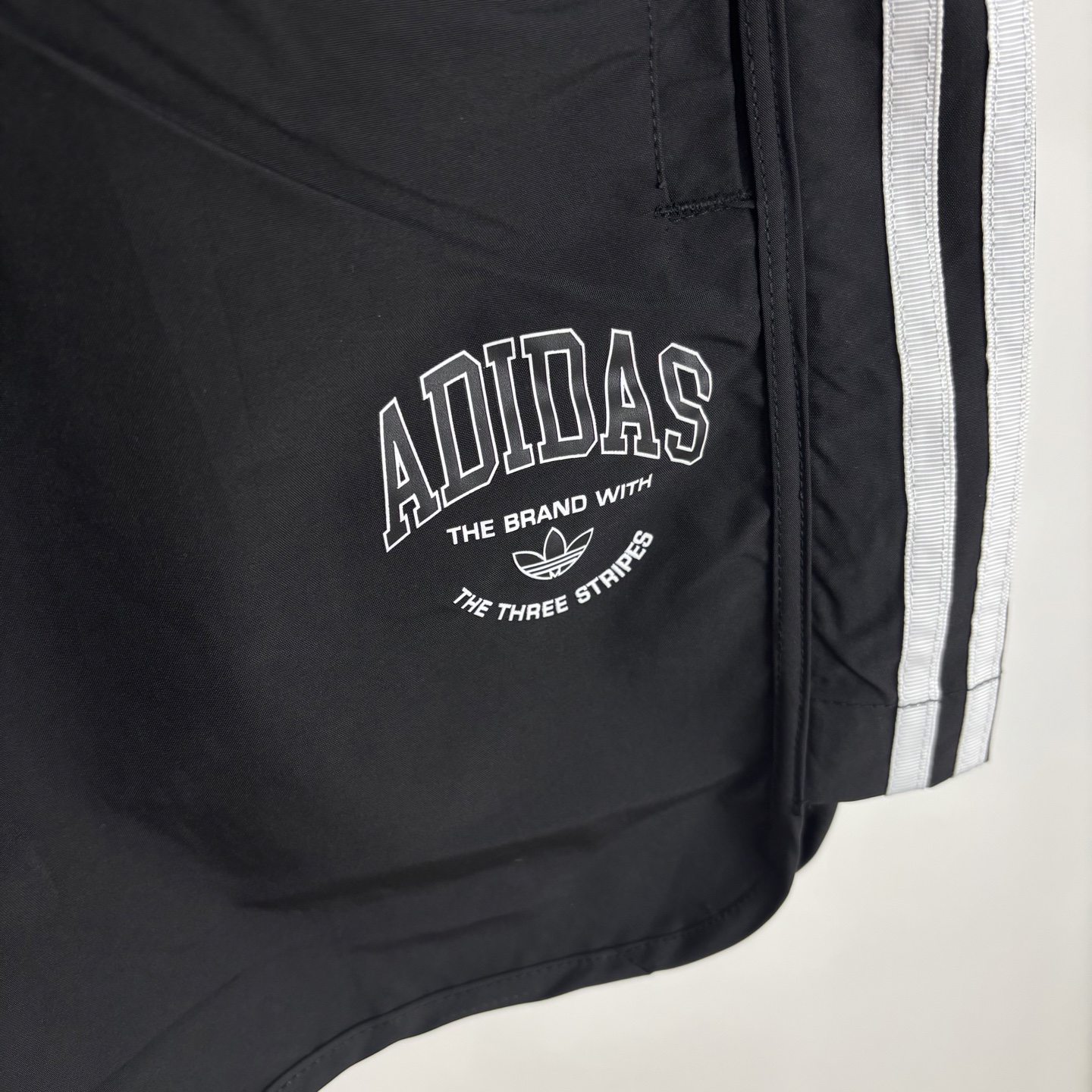 Adidas Retro College Shorts: Comfortable Quality with Stylish Details for School or Sports - 图片 3