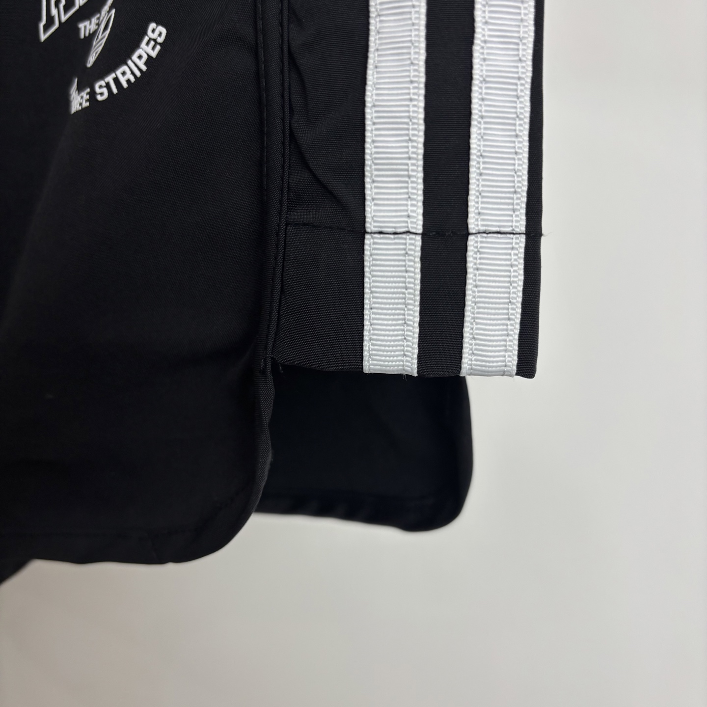 Adidas Retro College Shorts: Comfortable Quality with Stylish Details for School or Sports - 图片 7
