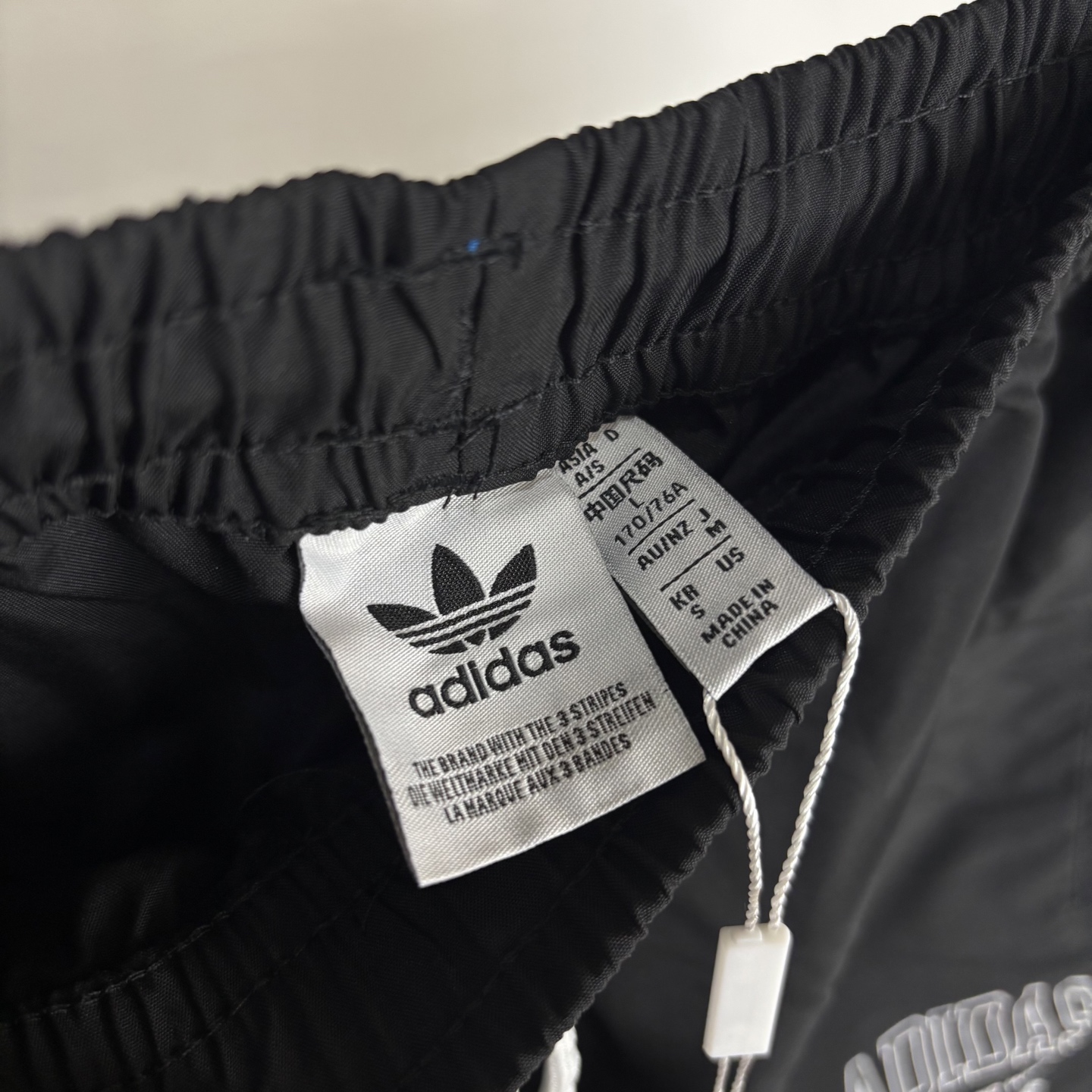 Adidas Retro College Shorts: Comfortable Quality with Stylish Details for School or Sports - 图片 9