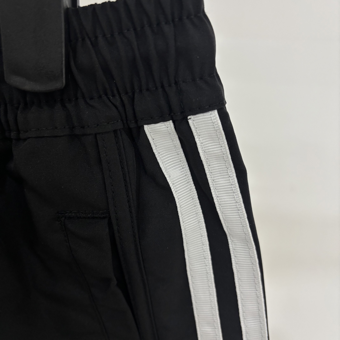 Adidas Retro College Shorts: Comfortable Quality with Stylish Details for School or Sports - 图片 6