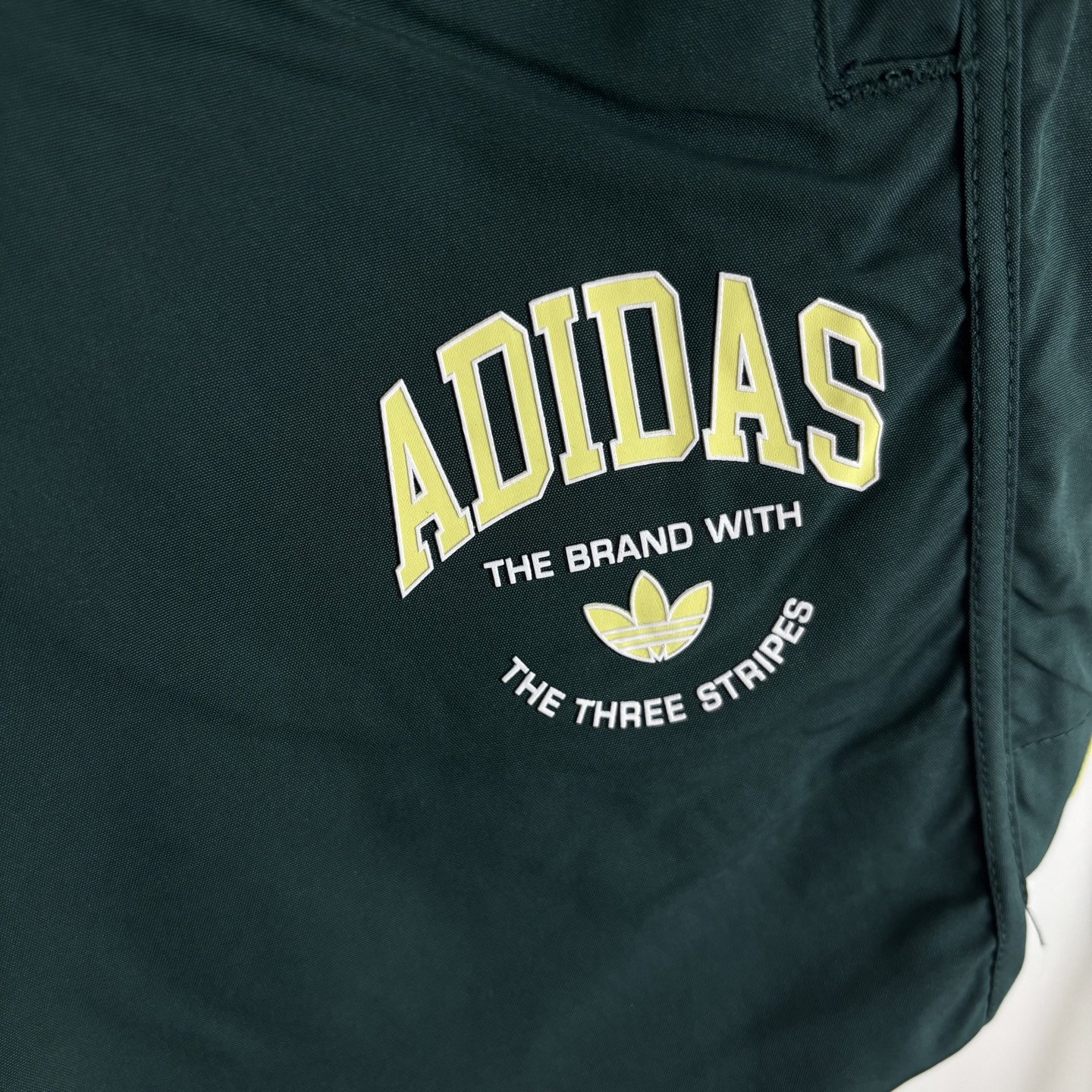 Adidas Retro College Shorts: Quality, Comfort, Style – Perfect for School or Sports - 图片 4