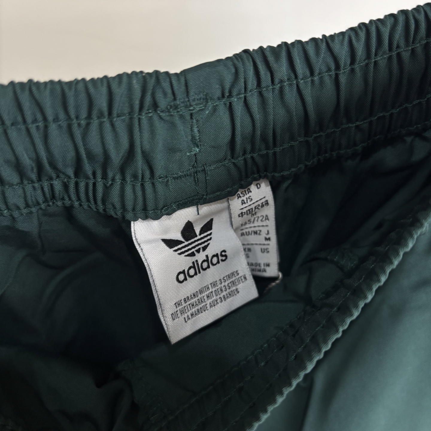 Adidas Retro College Shorts: Quality, Comfort, Style – Perfect for School or Sports - 图片 3
