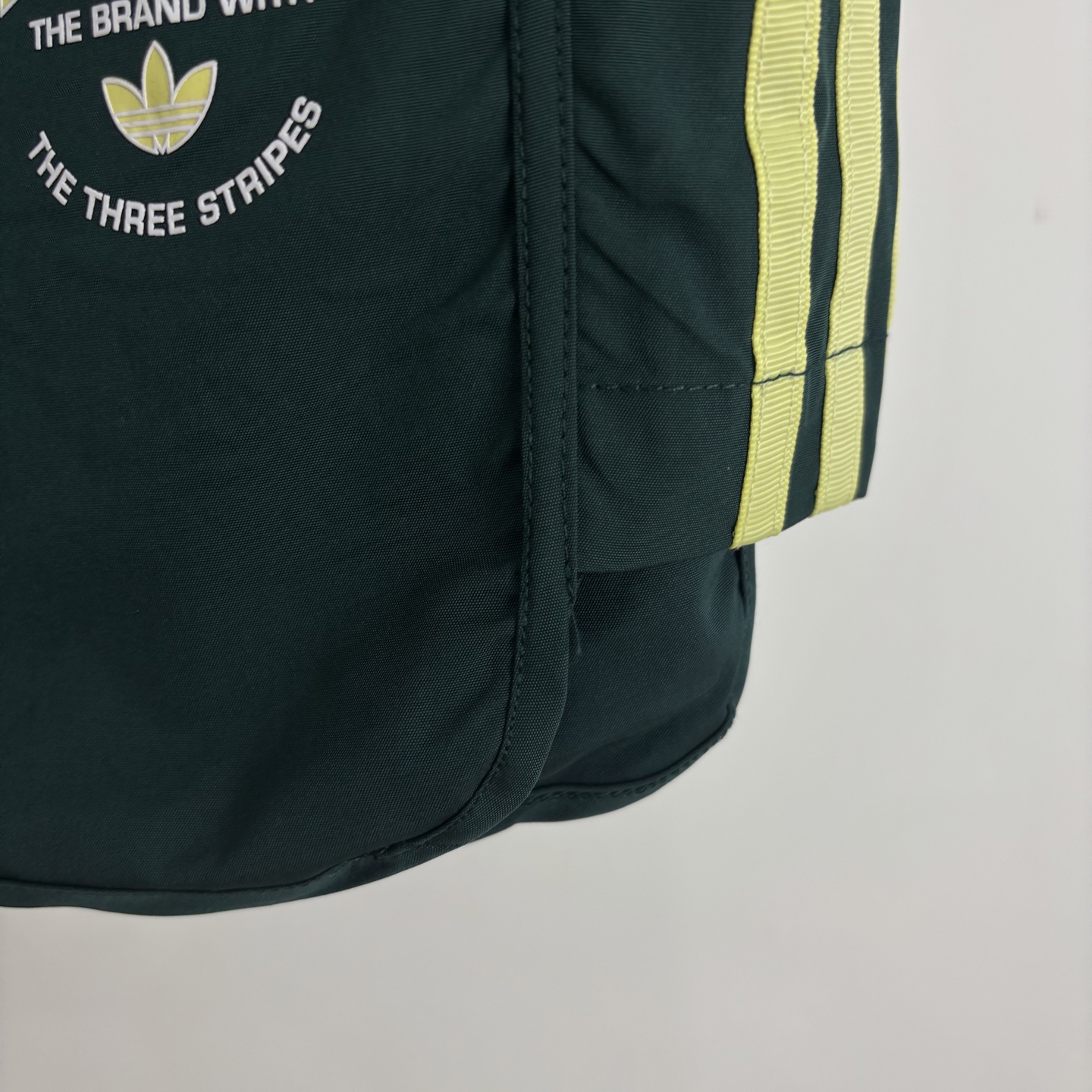 Adidas Retro College Shorts: Quality, Comfort, Style – Perfect for School or Sports - 图片 6