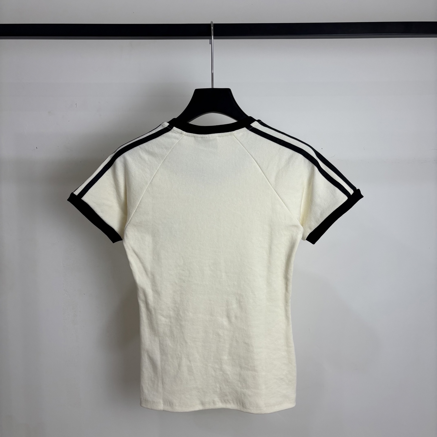 Adidas Women’s Classic Logo T-Shirt in Sky Blue and Rice White, Sizes S-XL. - 图片 2