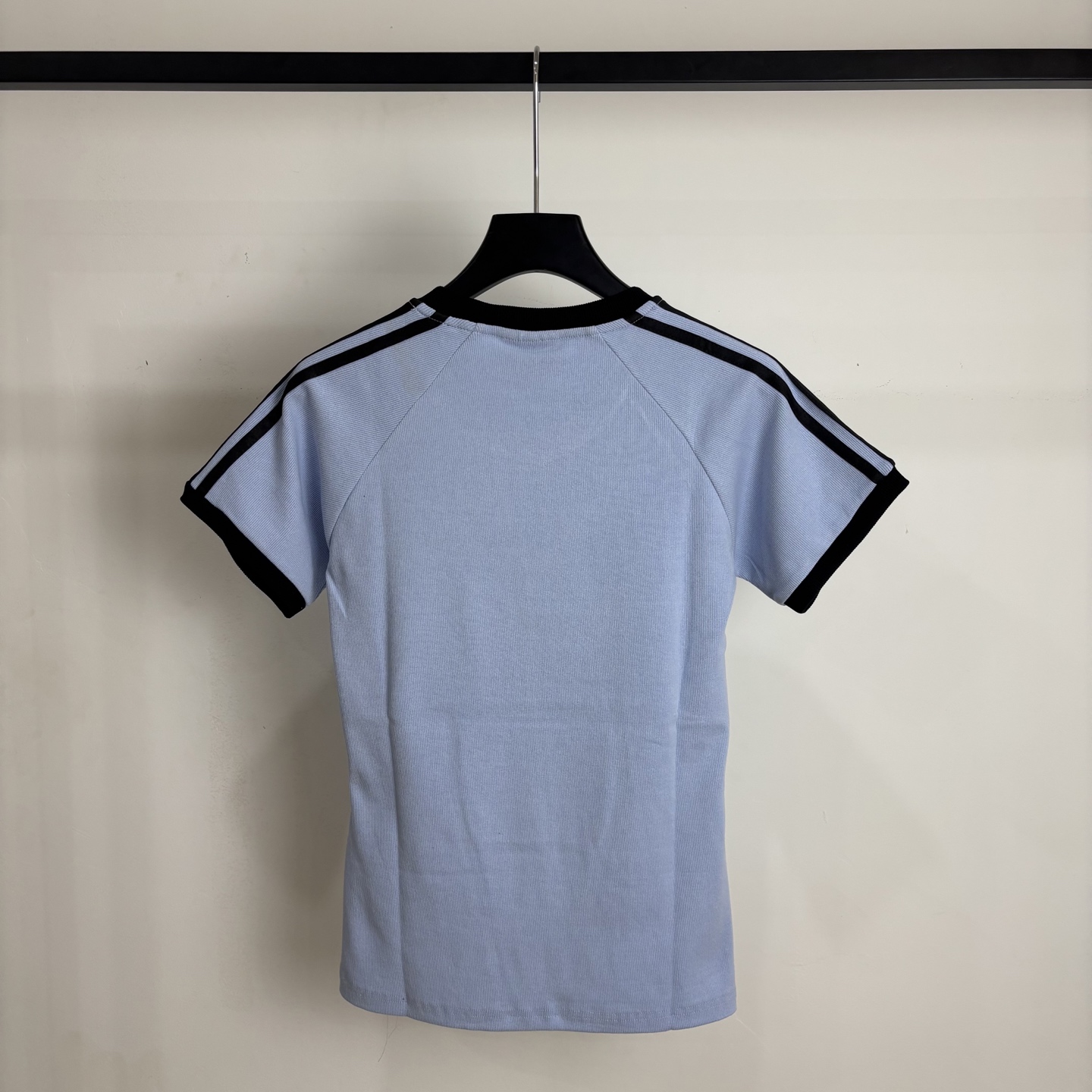 Adidas Women’s Classic Logo T-Shirt: High-Quality Design, Various Sizes and Colors Available. - 图片 2