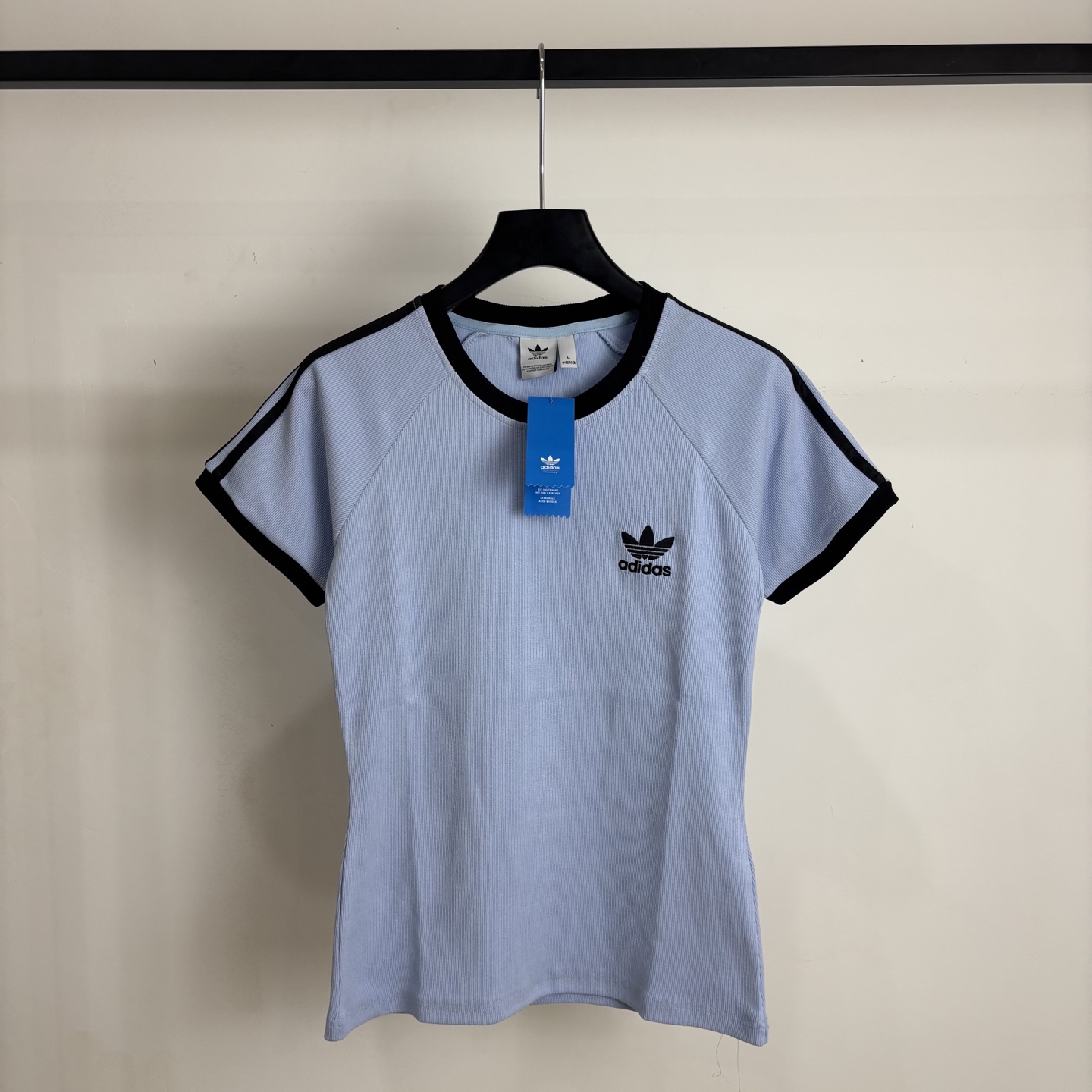 Adidas Women’s Classic Logo T-Shirt: High-Quality Design, Various Sizes and Colors Available. - 图片 1