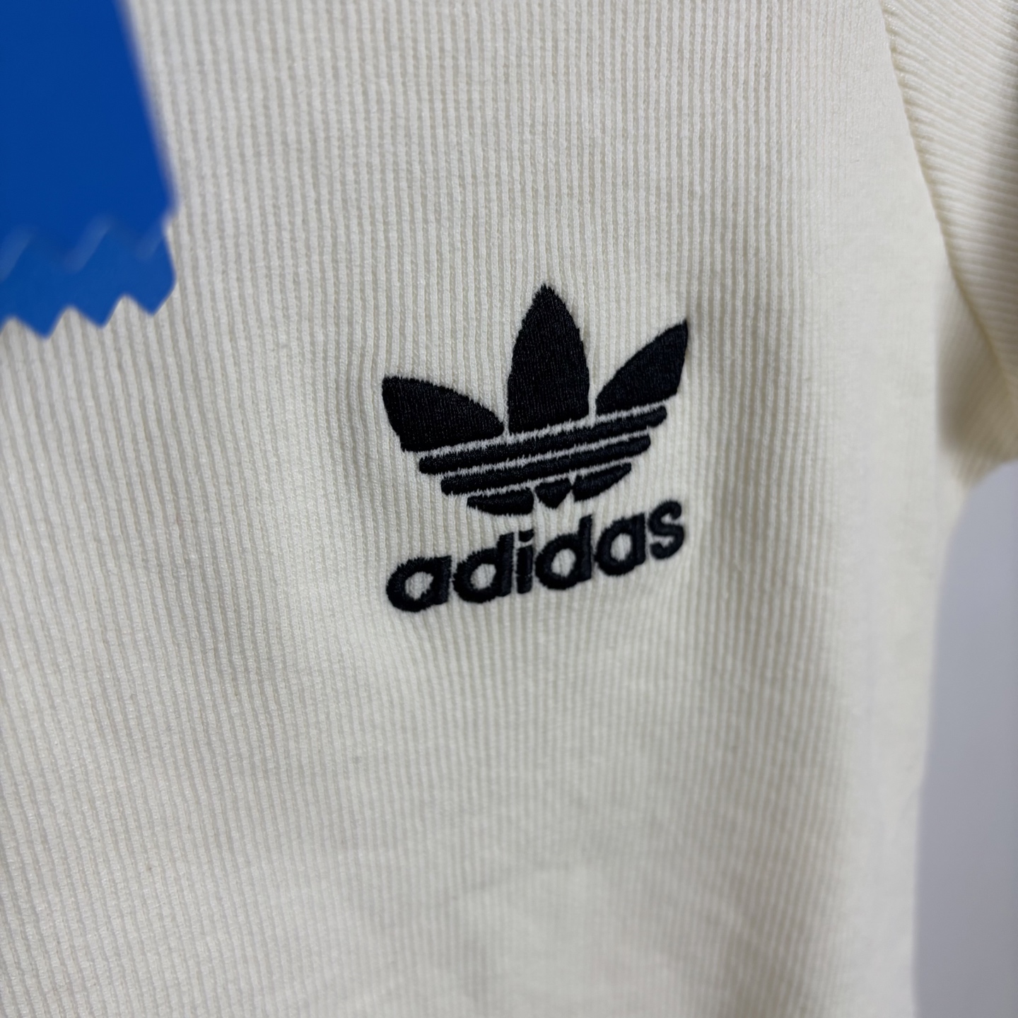 Adidas Women’s Classic Logo T-Shirt in Sky Blue and Rice White, Sizes S-XL. - 图片 4