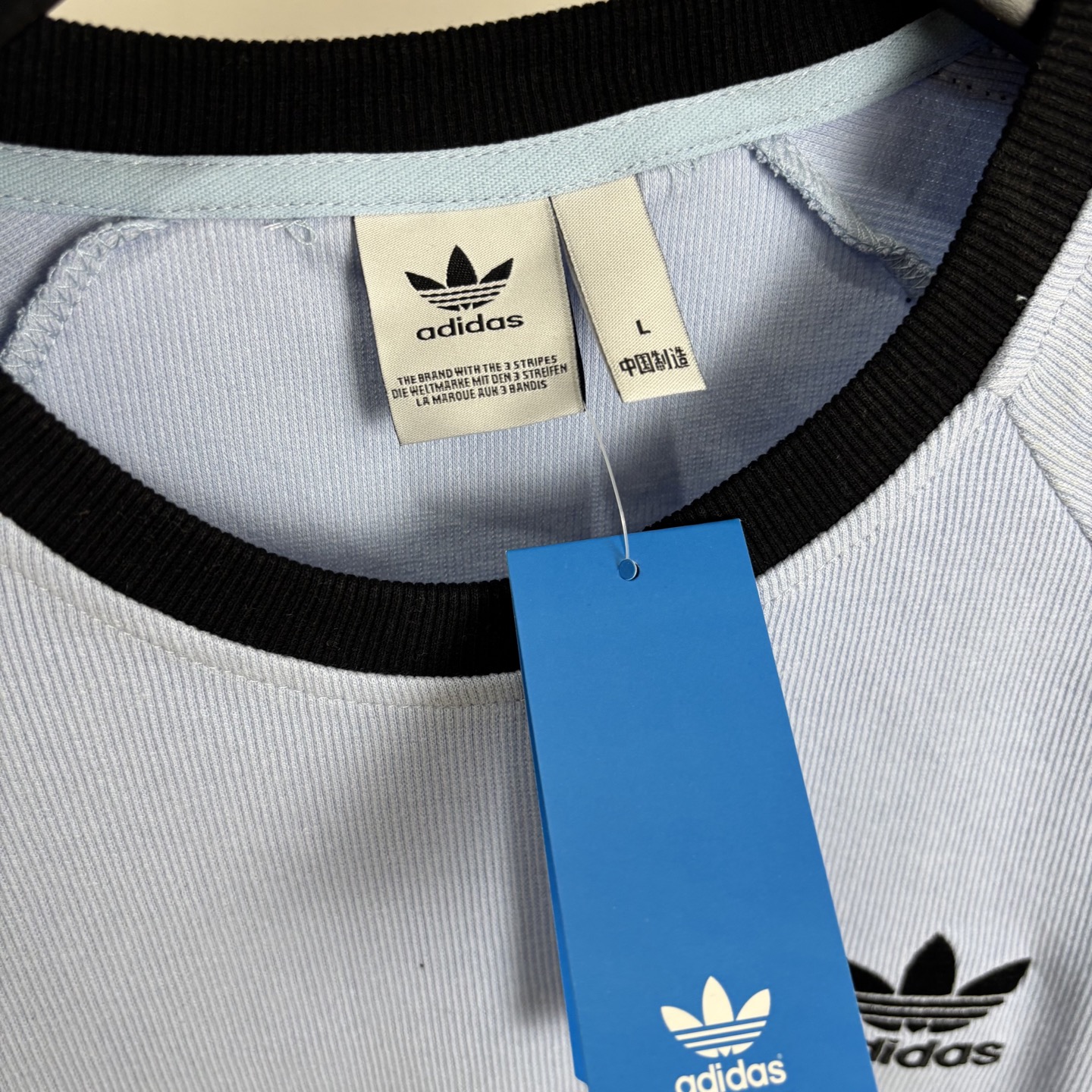 Adidas Women’s Classic Logo T-Shirt: High-Quality Design, Various Sizes and Colors Available. - 图片 3