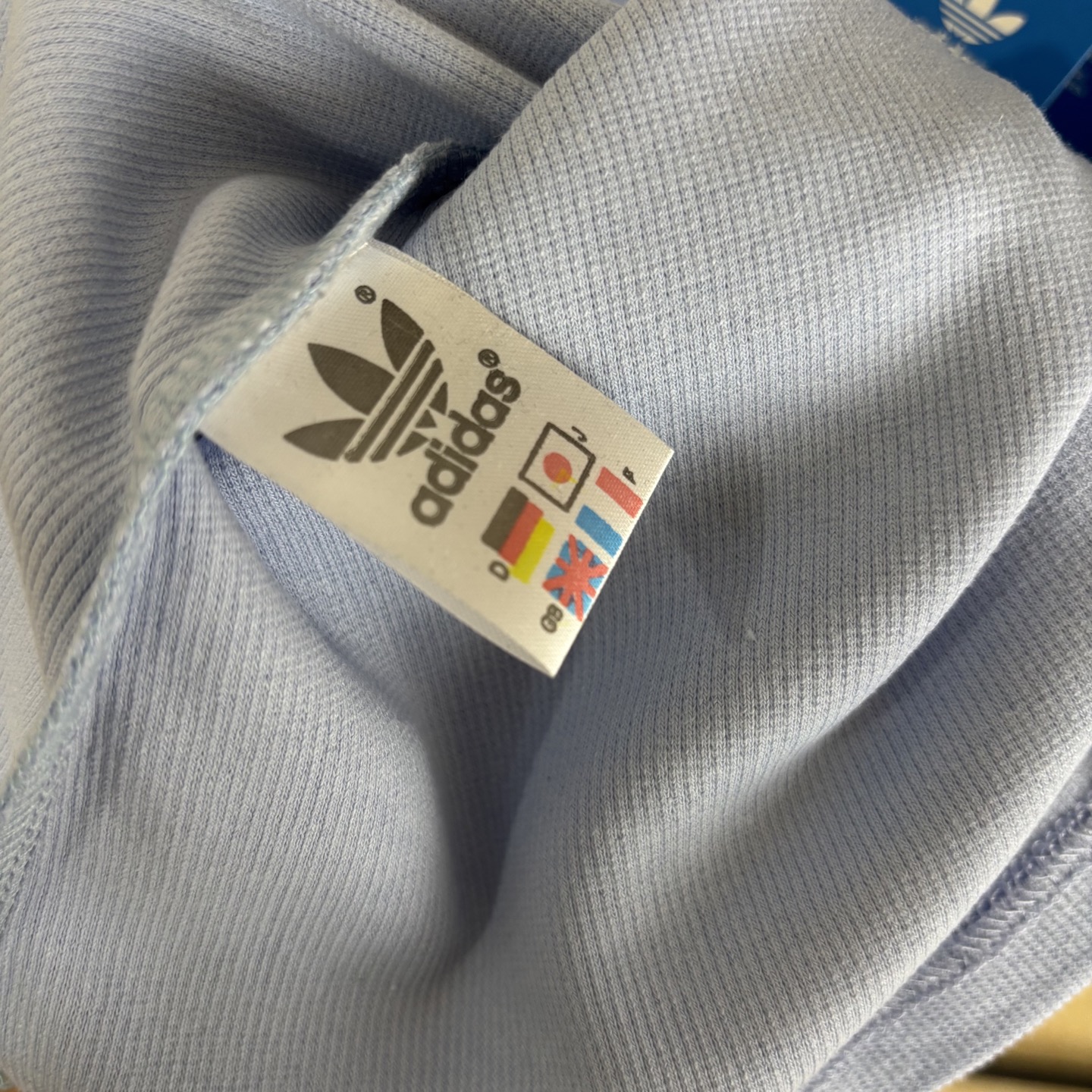 Adidas Women’s Classic Logo T-Shirt: High-Quality Design, Various Sizes and Colors Available. - 图片 7
