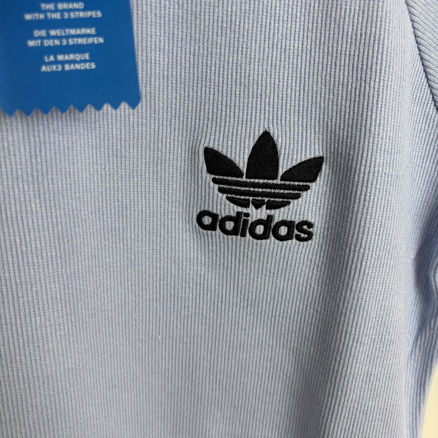 Adidas Women’s Classic Logo T-Shirt: High-Quality Design, Various Sizes and Colors Available. - 图片 4