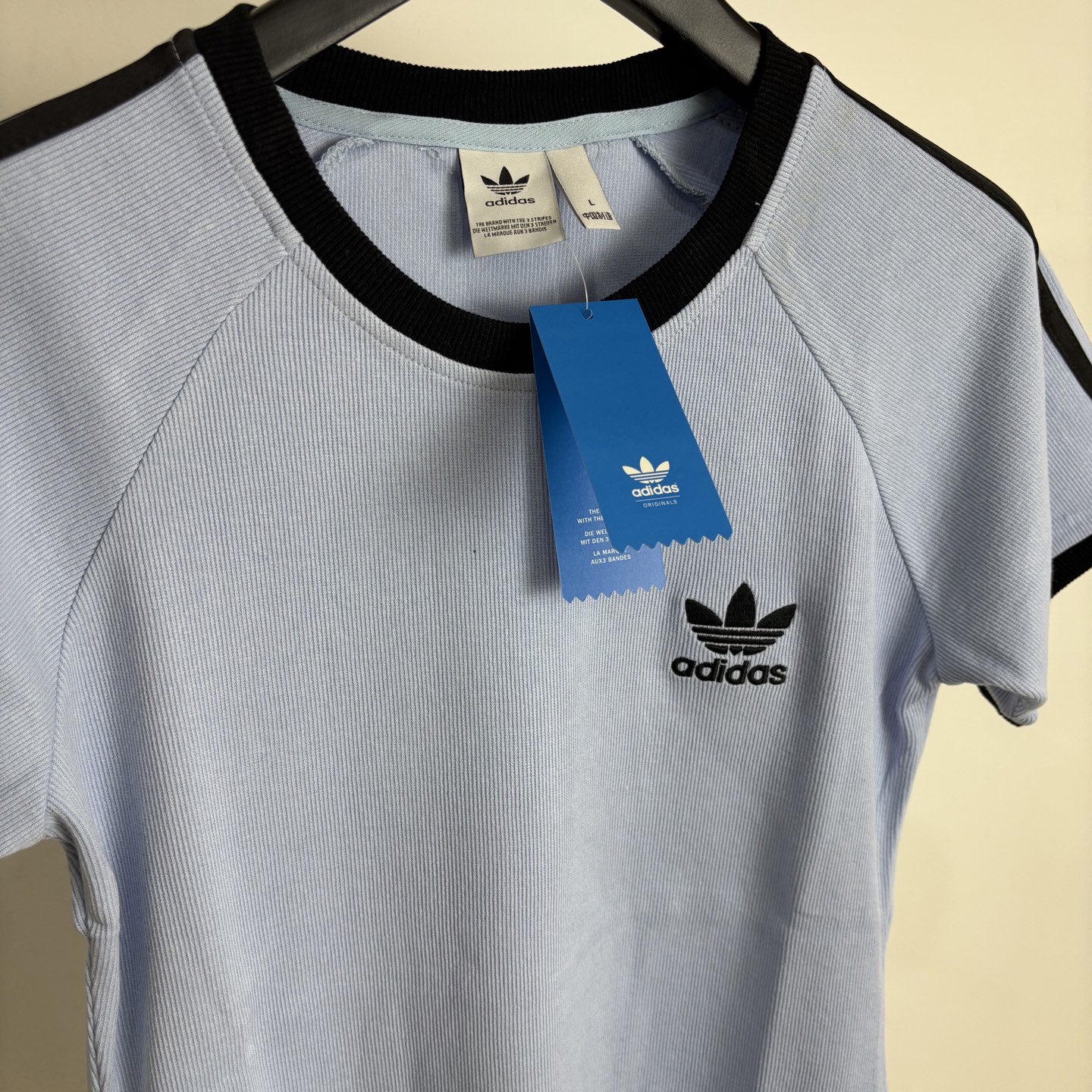 Adidas Women’s Classic Logo T-Shirt: High-Quality Design, Various Sizes and Colors Available. - 图片 6