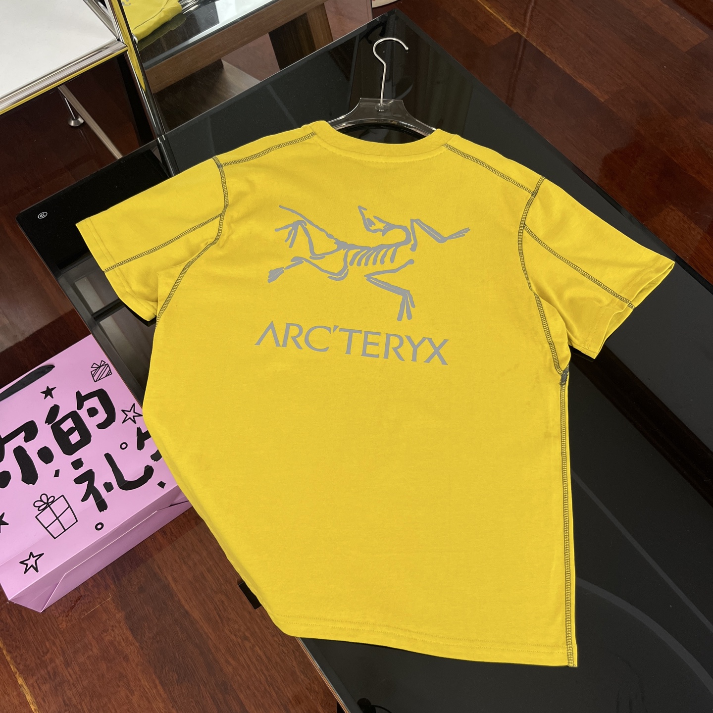 💰125
ARC' TERYX始祖鸟 24SS 明线拼接印花短袖T恤｜2588

始祖鸟字母LOGO印花，高端32s双纱280克面料重磅面料，定制拉架罗纹同缸同染。包装袋，主标，洗水麦，下摆鸟标所有配件齐全。


颜色：荧光黄 玫红色
码数：XS-L【宽松版】
XS肩宽47胸围108衣长71袖长22
S肩宽49胸围112衣长72袖长22.5
M肩宽51胸围116衣长73袖长23
L肩宽53胸围120衣长74袖长23.5

