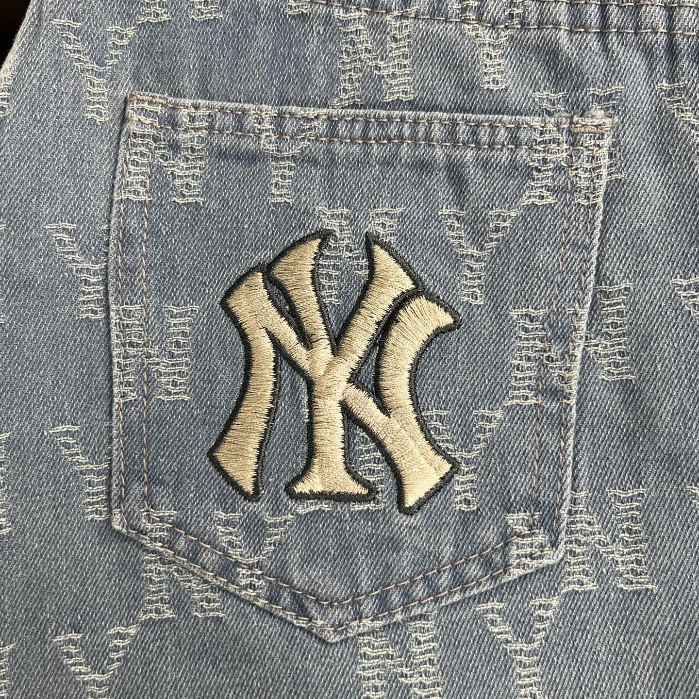 💰130
MLB/经典永驻 潮流焕新深蓝牛仔短裙重磅登场|226
【设计亮点】
🔷 经典牛仔蓝邂逅复古美学 | 选用高密度水洗牛仔布,柔韧筋骨感与做旧肌理完美平衡
🔷 立体剪裁显瘦王炸 | 定制弧形腰头搭载双排扣+隐藏拉链,搭配可拆卸腰带轻松勾勒腰线
🔷 细节控的狂欢盛宴 | 1:1复刻专柜工艺,对称工装口袋+立体压花「NY」字母,每处车线误差<0.3mm
🔷 穿搭buff叠满 | 从基础白T到设计感Crop top,轻松解锁美式复古/千禧辣妹/日系盐系多重风格
【工艺革命】
✨ 激光镭射「NY」图腾经72小时水洗测试不掉色
✨ 五线拷边+8道加固工序,激烈活动不开线
✨ 独家定制四面弹牛仔面料,久坐不皱不起拱
✨ 3D立体打版技术,梨形身材也能穿出漫画腿
【场景全适配】
☑️ 约会炸街配马丁靴——甜酷感爆表
☑️ 通勤职场搭小西装——美式复古腔调
☑️ 音乐节狂欢混搭绑带鞋——Y2K辣妹本辣
【天花板级复刻】
🔝 专供出口级牛仔面料经Oeko-Tex认证
🔝 72道质检工序超越行业标准
🔝 五金件经2000次开合测试依旧顺滑
🔝 每件独立编码支持专柜验货
经典单品+潮流元素的终极碰撞,这件能穿十年的牛仔裙正在创造新的穿搭神话!
颜色:蓝灰色
尺码:S/M/L
S码腰围67/2尺、臀围88、裙长36.3,适配约100斤;
M码腰围72/2尺1、臀围93、裙长37.5 ,适配约120斤;
L码腰围77/2尺3、臀围98、裙长38.7 ,适配约135斤 ,
注:手工测量误差±3cm 具体可按需选择