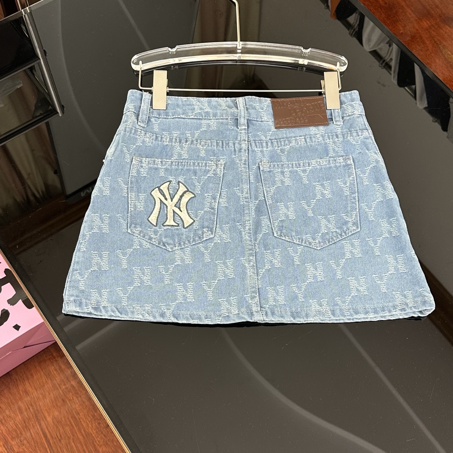 💰130
MLB/经典永驻 潮流焕新深蓝牛仔短裙重磅登场|226
【设计亮点】
🔷 经典牛仔蓝邂逅复古美学 | 选用高密度水洗牛仔布,柔韧筋骨感与做旧肌理完美平衡
🔷 立体剪裁显瘦王炸 | 定制弧形腰头搭载双排扣+隐藏拉链,搭配可拆卸腰带轻松勾勒腰线
🔷 细节控的狂欢盛宴 | 1:1复刻专柜工艺,对称工装口袋+立体压花「NY」字母,每处车线误差<0.3mm
🔷 穿搭buff叠满 | 从基础白T到设计感Crop top,轻松解锁美式复古/千禧辣妹/日系盐系多重风格
【工艺革命】
✨ 激光镭射「NY」图腾经72小时水洗测试不掉色
✨ 五线拷边+8道加固工序,激烈活动不开线
✨ 独家定制四面弹牛仔面料,久坐不皱不起拱
✨ 3D立体打版技术,梨形身材也能穿出漫画腿
【场景全适配】
☑️ 约会炸街配马丁靴——甜酷感爆表
☑️ 通勤职场搭小西装——美式复古腔调
☑️ 音乐节狂欢混搭绑带鞋——Y2K辣妹本辣
【天花板级复刻】
🔝 专供出口级牛仔面料经Oeko-Tex认证
🔝 72道质检工序超越行业标准
🔝 五金件经2000次开合测试依旧顺滑
🔝 每件独立编码支持专柜验货
经典单品+潮流元素的终极碰撞,这件能穿十年的牛仔裙正在创造新的穿搭神话!
颜色:蓝灰色
尺码:S/M/L
S码腰围67/2尺、臀围88、裙长36.3,适配约100斤;
M码腰围72/2尺1、臀围93、裙长37.5 ,适配约120斤;
L码腰围77/2尺3、臀围98、裙长38.7 ,适配约135斤 ,
注:手工测量误差±3cm 具体可按需选择
