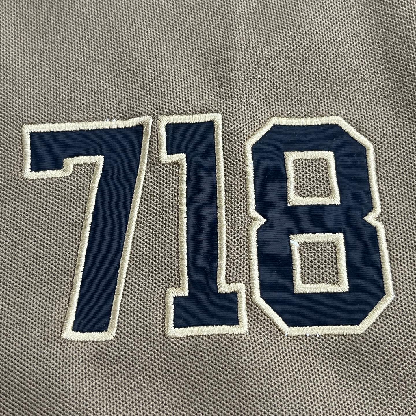 💰135
Stussy x Denim Tears斯图西联名款SS25贴片logo图案休闲舒适短袖Polo衫

男女皆可驾驭。
标志性的贴片logo设计，彰显独特潮流态度，棕色色调百搭又吸睛

颜色：图片色
尺码：S-M-L-XL
s码：肩宽50.5、胸围57、袖长21、衣长68；
m码：肩宽52、胸围59、袖长21.5、衣长70；
l码：肩宽53.5、胸围61、袖长22、衣长72；
xl码：肩宽55、胸围63、袖长22.5、衣长74 。
注：手工测量误差3cm左右 仅供参考。

