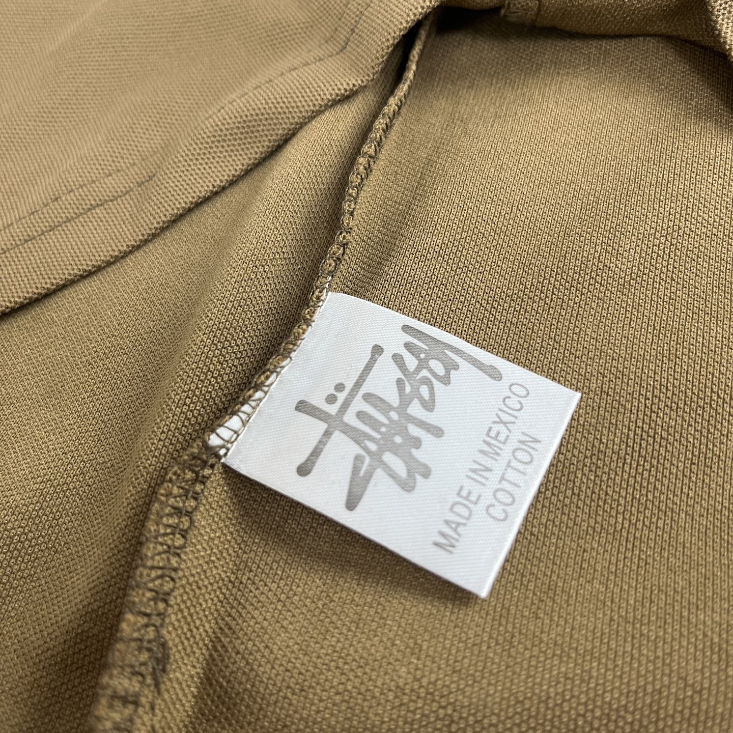 💰135
Stussy x Denim Tears斯图西联名款SS25贴片logo图案休闲舒适短袖Polo衫

男女皆可驾驭。
标志性的贴片logo设计，彰显独特潮流态度，棕色色调百搭又吸睛

颜色：图片色
尺码：S-M-L-XL
s码：肩宽50.5、胸围57、袖长21、衣长68；
m码：肩宽52、胸围59、袖长21.5、衣长70；
l码：肩宽53.5、胸围61、袖长22、衣长72；
xl码：肩宽55、胸围63、袖长22.5、衣长74 。
注：手工测量误差3cm左右 仅供参考。

