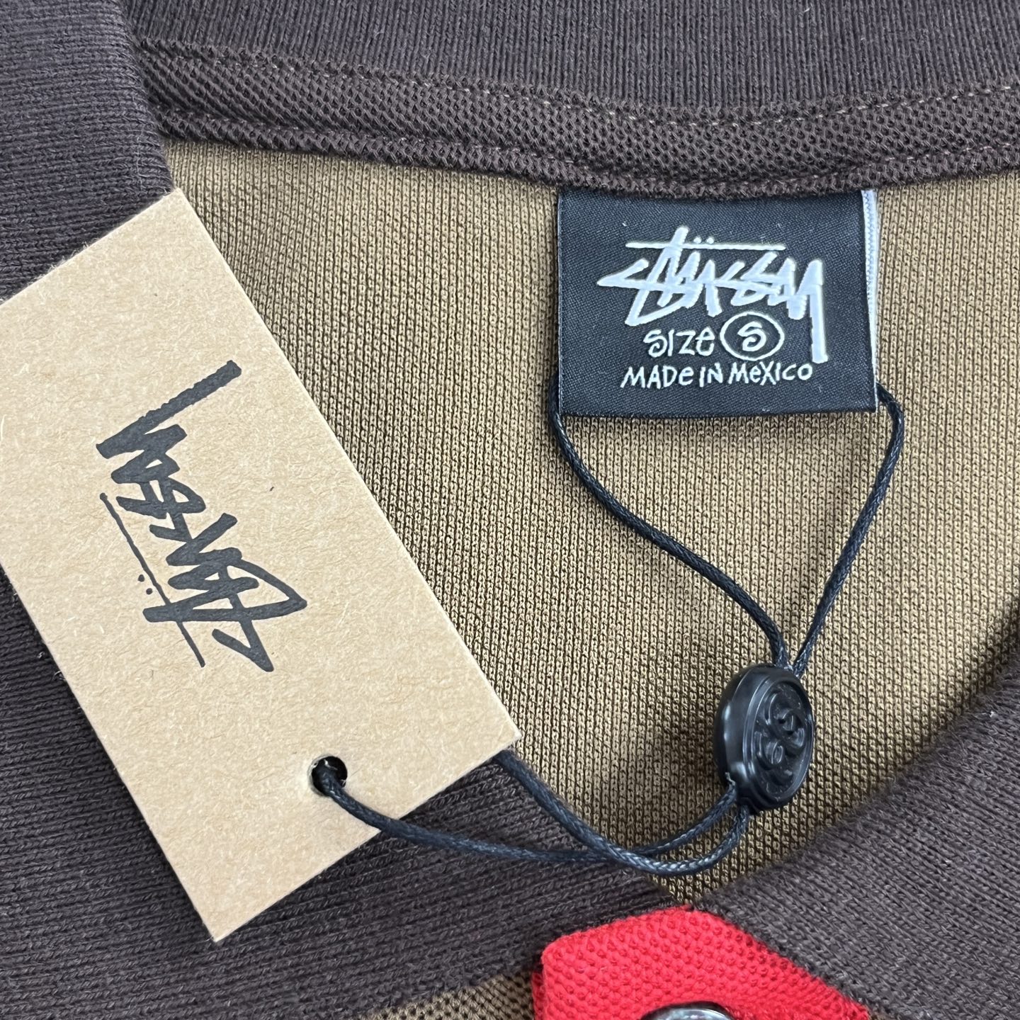 💰135
Stussy x Denim Tears斯图西联名款SS25贴片logo图案休闲舒适短袖Polo衫

男女皆可驾驭。
标志性的贴片logo设计，彰显独特潮流态度，棕色色调百搭又吸睛

颜色：图片色
尺码：S-M-L-XL
s码：肩宽50.5、胸围57、袖长21、衣长68；
m码：肩宽52、胸围59、袖长21.5、衣长70；
l码：肩宽53.5、胸围61、袖长22、衣长72；
xl码：肩宽55、胸围63、袖长22.5、衣长74 。
注：手工测量误差3cm左右 仅供参考。

