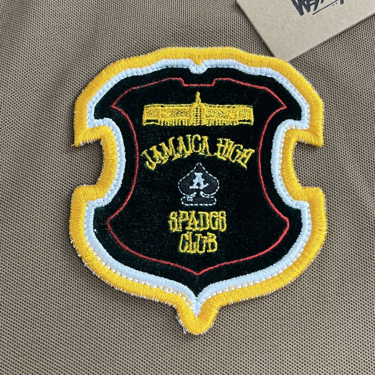 💰135
Stussy x Denim Tears斯图西联名款SS25贴片logo图案休闲舒适短袖Polo衫

男女皆可驾驭。
标志性的贴片logo设计，彰显独特潮流态度，棕色色调百搭又吸睛

颜色：图片色
尺码：S-M-L-XL
s码：肩宽50.5、胸围57、袖长21、衣长68；
m码：肩宽52、胸围59、袖长21.5、衣长70；
l码：肩宽53.5、胸围61、袖长22、衣长72；
xl码：肩宽55、胸围63、袖长22.5、衣长74 。
注：手工测量误差3cm左右 仅供参考。

