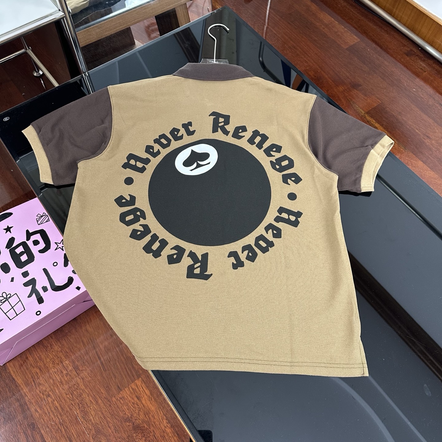 💰135
Stussy x Denim Tears斯图西联名款SS25贴片logo图案休闲舒适短袖Polo衫

男女皆可驾驭。
标志性的贴片logo设计，彰显独特潮流态度，棕色色调百搭又吸睛

颜色：图片色
尺码：S-M-L-XL
s码：肩宽50.5、胸围57、袖长21、衣长68；
m码：肩宽52、胸围59、袖长21.5、衣长70；
l码：肩宽53.5、胸围61、袖长22、衣长72；
xl码：肩宽55、胸围63、袖长22.5、衣长74 。
注：手工测量误差3cm左右 仅供参考。

