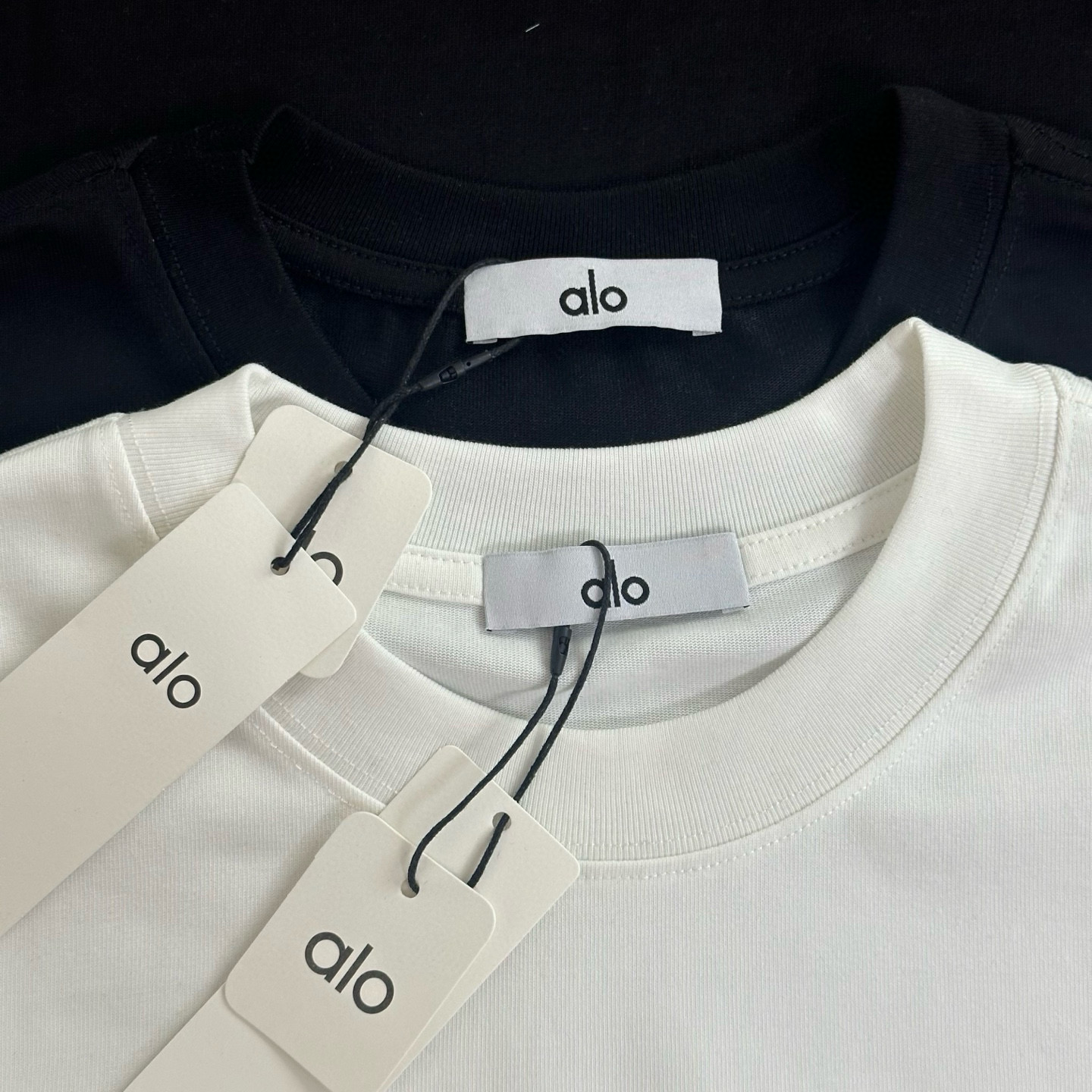 💰120
alo 25ss新款春夏圆领宽松立体胶厚板胶胸前压花 短袖T恤|K82
面料:采用重磅270g精梳赛络纺100%纯棉面料,厚实不透,告别透薄尴尬。3倍密度打造立体廓形,耐暴力机洗不变形。双车线领口及袖口,三本针加固,品质过硬。
版型:oversize版型,包容性强,男女同款。出口欧美品质,三标齐全,包装完整,辅料1:1定做,吊牌、水洗标、主麦独家定制。
颜色:黑色、白色
尺码:XS-XL(5个尺码)
• XS:衣长71cm,胸围52.6cm,肩宽46cm,袖长22cm,适合体重80 - 100斤
• S:衣长72.5cm,胸围54.6cm,肩宽48cm,袖长22.5cm,适合体重100 - 120斤
• M:衣长74cm,胸围56.6cm,肩宽50cm,袖长23cm,适合体重120 - 140斤
• L:衣长75.5cm,胸围58.6cm,肩宽52cm,袖长23.5cm,适合体重140 - 160斤
• XL:衣长77cm,胸围60.6cm,肩宽54cm,袖长24cm,适合体重160 - 190斤
尺码仅供参考,手工测量存在1 - 3CM的误差。
👉