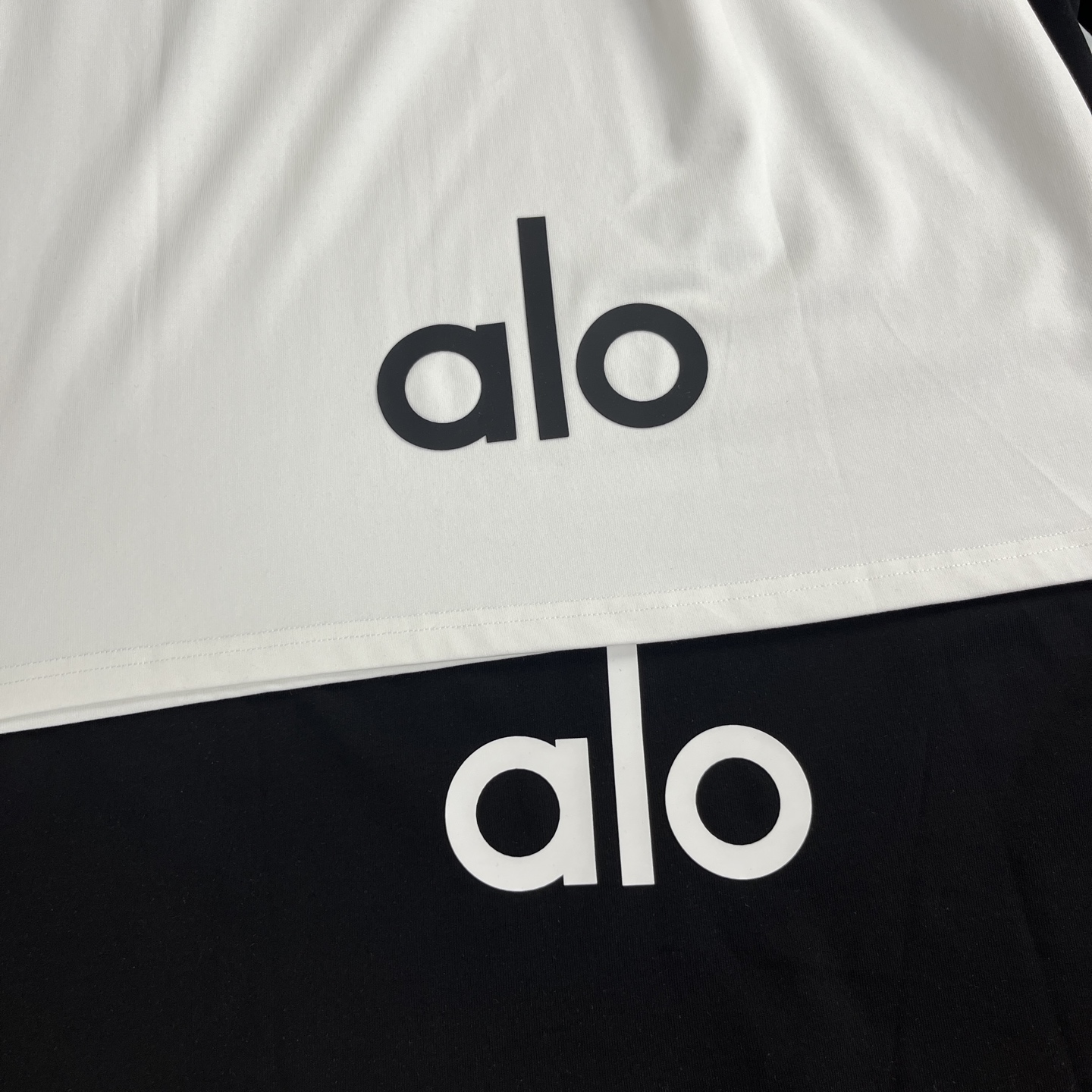 💰120
Alo 25ss新款春夏圆领宽松立体胶前后LOGO印花短袖T恤|K86
面料:采用重磅270g精梳赛络纺100%纯棉面料,厚实不透,告别透薄尴尬。3倍密度打造立体廓形,耐暴力机洗不变形。双车线领口及袖口,三本针加固,品质过硬。
版型:oversize版型,包容性强,男女同款。出口欧美品质,三标齐全,包装完整,辅料1:1定做,吊牌、水洗标、主麦独家定制。
颜色:黑色、白色
尺码:XS-XL(5个尺码)
• XS:衣长71cm,胸围52.6cm,肩宽46cm,袖长22cm,适合体重80 - 100斤
• S:衣长72.5cm,胸围54.6cm,肩宽48cm,袖长22.5cm,适合体重100 - 120斤
• M:衣长74cm,胸围56.6cm,肩宽50cm,袖长23cm,适合体重120 - 140斤
• L:衣长75.5cm,胸围58.6cm,肩宽52cm,袖长23.5cm,适合体重140 - 160斤
• XL:衣长77cm,胸围60.6cm,肩宽54cm,袖长24cm,适合体重160 - 190斤
尺码仅供参考,手工测量存在1 - 3CM的误差。
👉