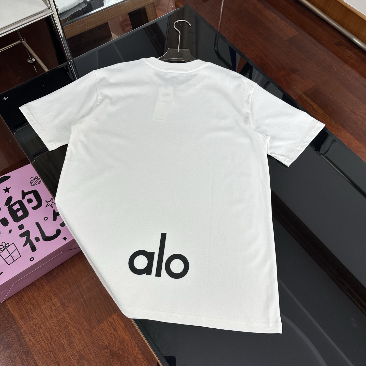 💰120
Alo 25ss新款春夏圆领宽松立体胶前后LOGO印花短袖T恤|K86
面料:采用重磅270g精梳赛络纺100%纯棉面料,厚实不透,告别透薄尴尬。3倍密度打造立体廓形,耐暴力机洗不变形。双车线领口及袖口,三本针加固,品质过硬。
版型:oversize版型,包容性强,男女同款。出口欧美品质,三标齐全,包装完整,辅料1:1定做,吊牌、水洗标、主麦独家定制。
颜色:黑色、白色
尺码:XS-XL(5个尺码)
• XS:衣长71cm,胸围52.6cm,肩宽46cm,袖长22cm,适合体重80 - 100斤
• S:衣长72.5cm,胸围54.6cm,肩宽48cm,袖长22.5cm,适合体重100 - 120斤
• M:衣长74cm,胸围56.6cm,肩宽50cm,袖长23cm,适合体重120 - 140斤
• L:衣长75.5cm,胸围58.6cm,肩宽52cm,袖长23.5cm,适合体重140 - 160斤
• XL:衣长77cm,胸围60.6cm,肩宽54cm,袖长24cm,适合体重160 - 190斤
尺码仅供参考,手工测量存在1 - 3CM的误差。
👉