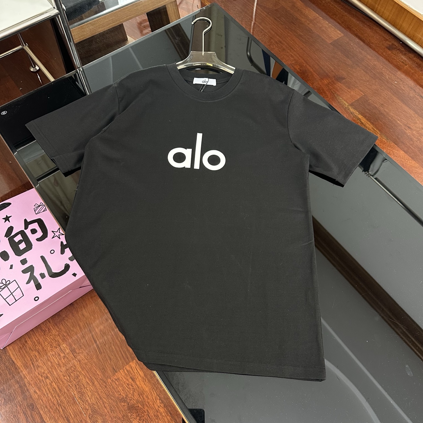 💰120
alo 25ss新款春夏圆领宽松立体胶厚板胶胸前压花 短袖T恤|K82
面料:采用重磅270g精梳赛络纺100%纯棉面料,厚实不透,告别透薄尴尬。3倍密度打造立体廓形,耐暴力机洗不变形。双车线领口及袖口,三本针加固,品质过硬。
版型:oversize版型,包容性强,男女同款。出口欧美品质,三标齐全,包装完整,辅料1:1定做,吊牌、水洗标、主麦独家定制。
颜色:黑色、白色
尺码:XS-XL(5个尺码)
• XS:衣长71cm,胸围52.6cm,肩宽46cm,袖长22cm,适合体重80 - 100斤
• S:衣长72.5cm,胸围54.6cm,肩宽48cm,袖长22.5cm,适合体重100 - 120斤
• M:衣长74cm,胸围56.6cm,肩宽50cm,袖长23cm,适合体重120 - 140斤
• L:衣长75.5cm,胸围58.6cm,肩宽52cm,袖长23.5cm,适合体重140 - 160斤
• XL:衣长77cm,胸围60.6cm,肩宽54cm,袖长24cm,适合体重160 - 190斤
尺码仅供参考,手工测量存在1 - 3CM的误差。
👉