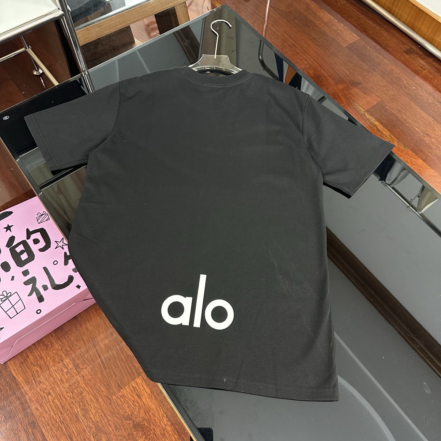 💰120
Alo 25ss新款春夏圆领宽松立体胶前后LOGO印花短袖T恤|K86
面料:采用重磅270g精梳赛络纺100%纯棉面料,厚实不透,告别透薄尴尬。3倍密度打造立体廓形,耐暴力机洗不变形。双车线领口及袖口,三本针加固,品质过硬。
版型:oversize版型,包容性强,男女同款。出口欧美品质,三标齐全,包装完整,辅料1:1定做,吊牌、水洗标、主麦独家定制。
颜色:黑色、白色
尺码:XS-XL(5个尺码)
• XS:衣长71cm,胸围52.6cm,肩宽46cm,袖长22cm,适合体重80 - 100斤
• S:衣长72.5cm,胸围54.6cm,肩宽48cm,袖长22.5cm,适合体重100 - 120斤
• M:衣长74cm,胸围56.6cm,肩宽50cm,袖长23cm,适合体重120 - 140斤
• L:衣长75.5cm,胸围58.6cm,肩宽52cm,袖长23.5cm,适合体重140 - 160斤
• XL:衣长77cm,胸围60.6cm,肩宽54cm,袖长24cm,适合体重160 - 190斤
尺码仅供参考,手工测量存在1 - 3CM的误差。
👉